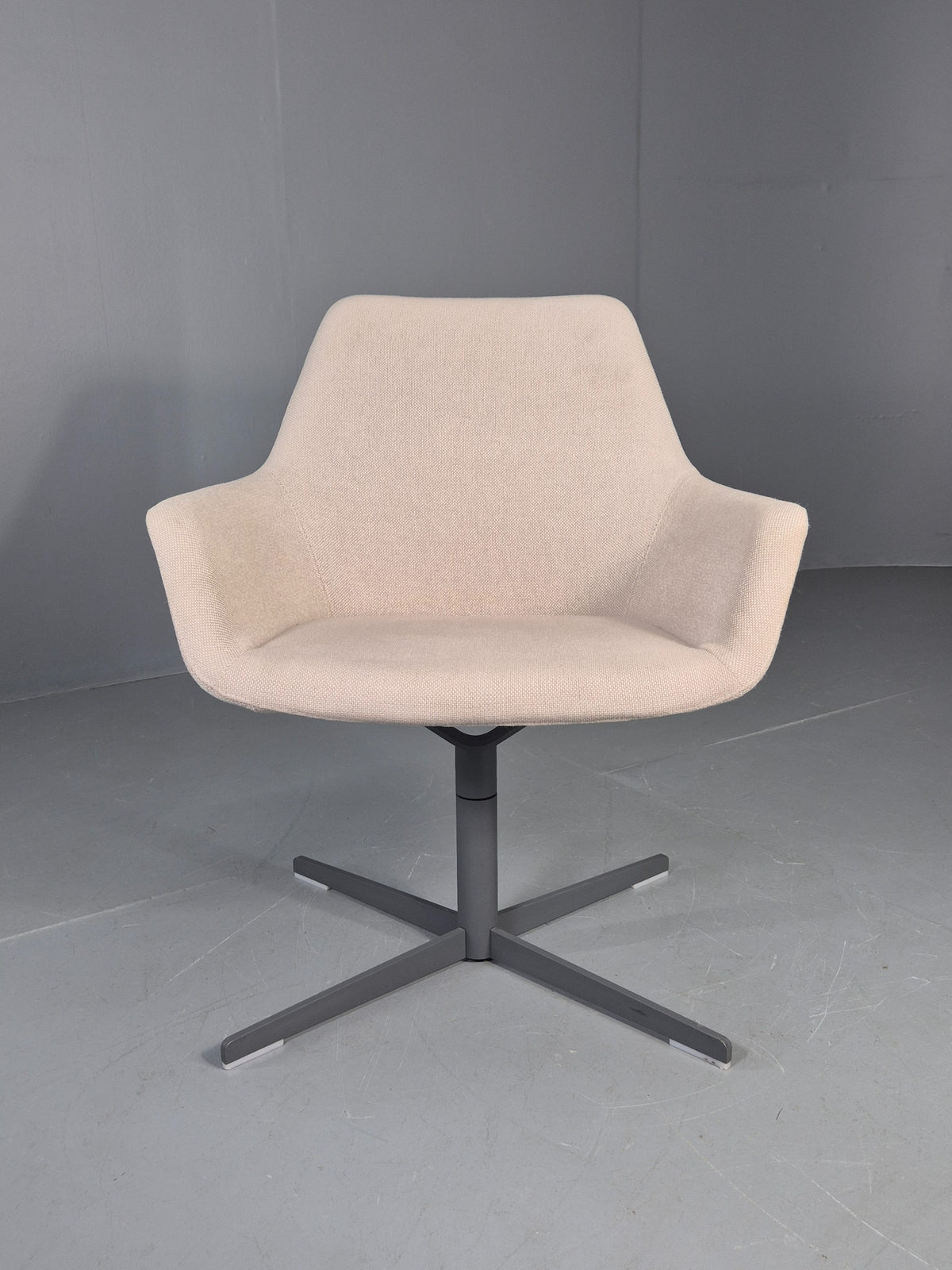 Vintage Swivel Tub Chair Hitch Mylius Modern Design Retro Cream EB12853