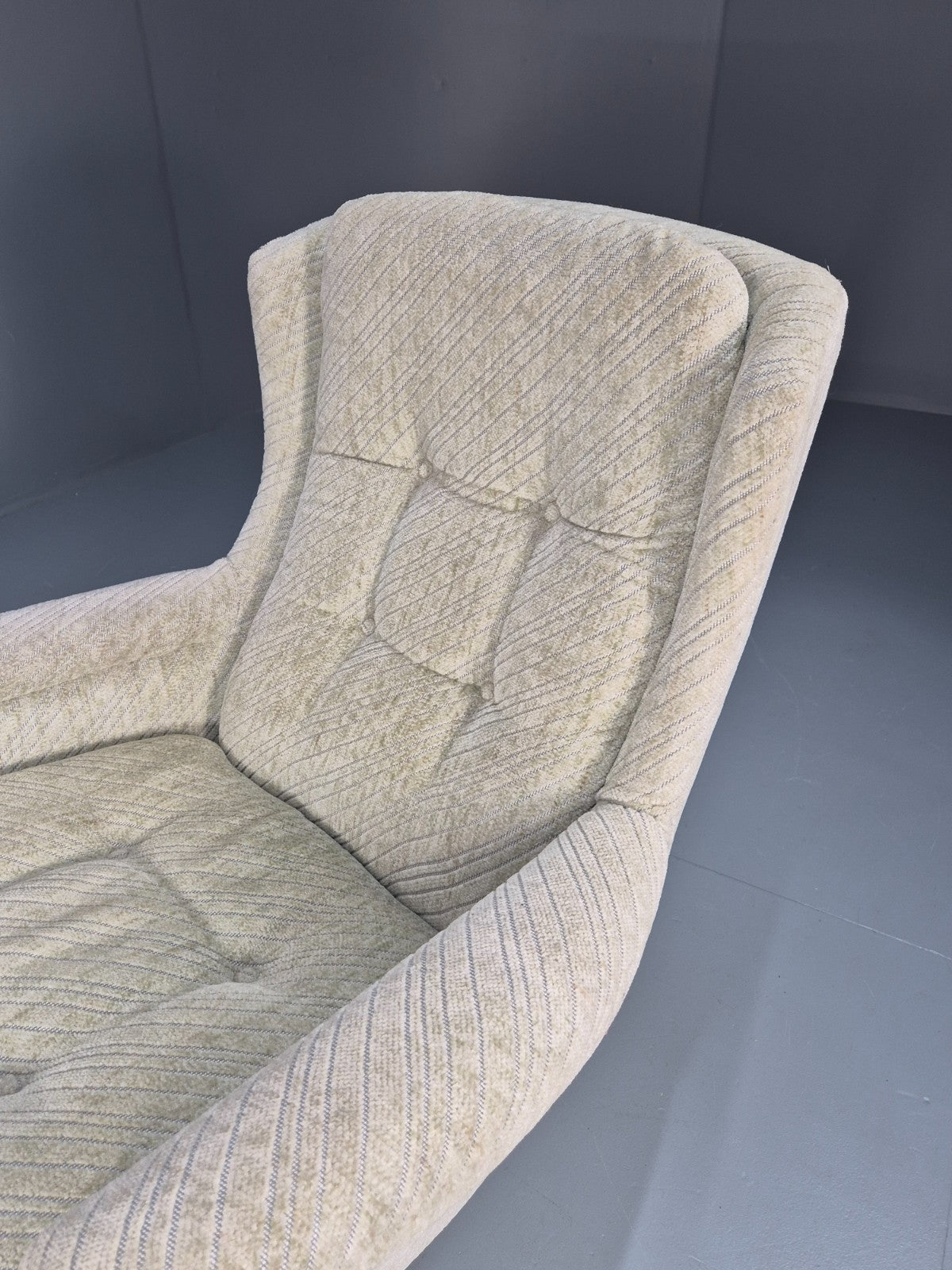 1980s Swivel Bucket Chair Mid Century Modern Rosewood Base Retro EB10649 MSWI15