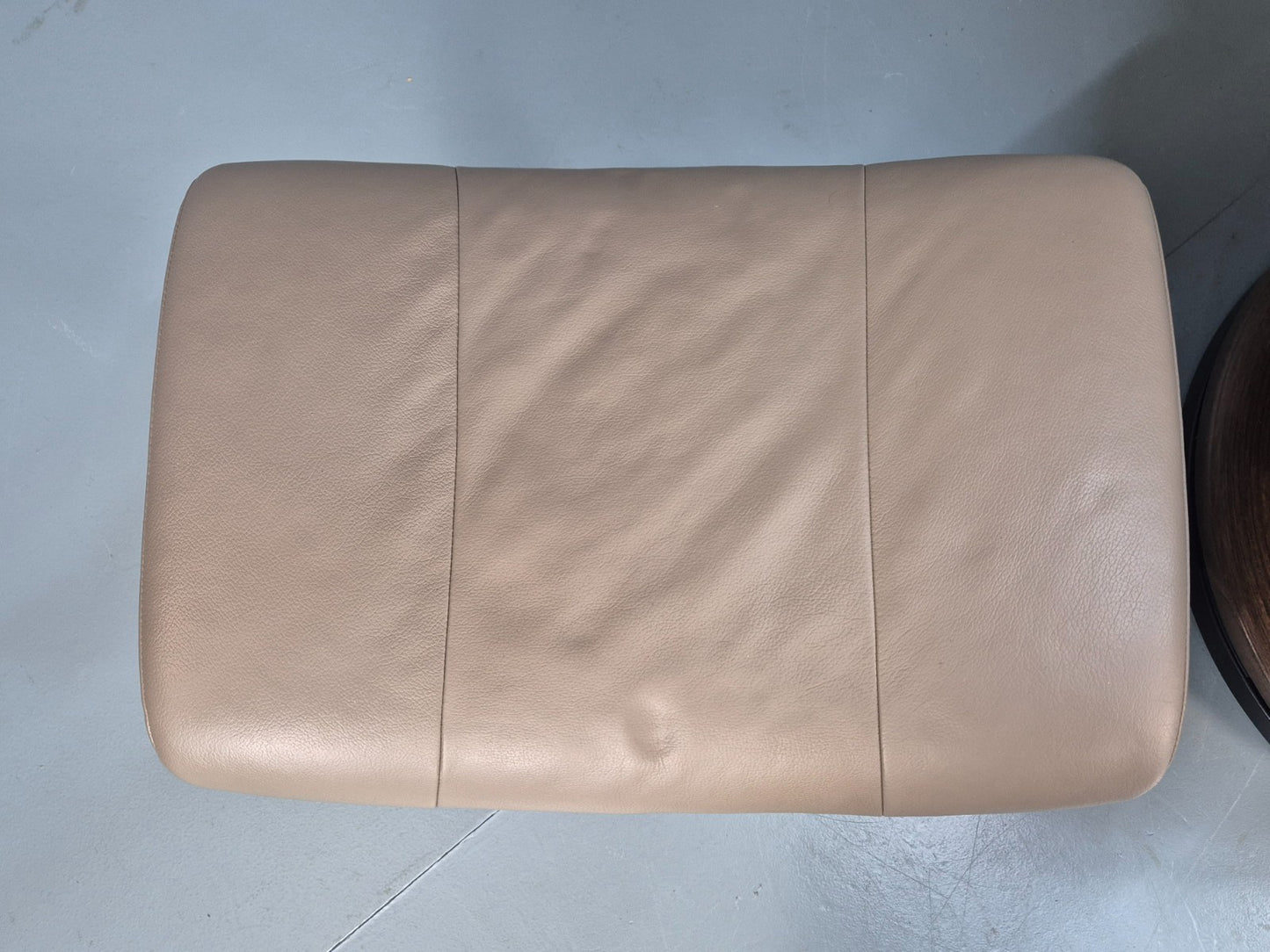 Ekornes Stressless Chair and Footstool Beige Leather Vintage 1990s  EB10633 MSWI14