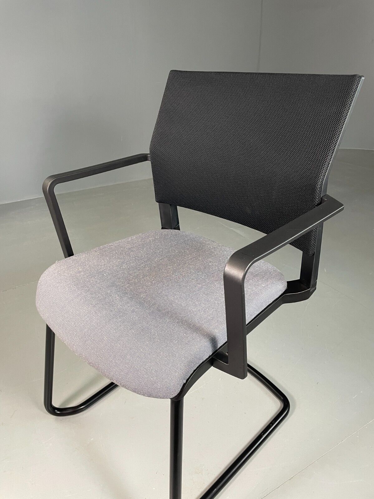 Vintage Task Chair Black and Grey Moventi Coz Cantilever EB6831 MNOR - UKDK FURNITURE