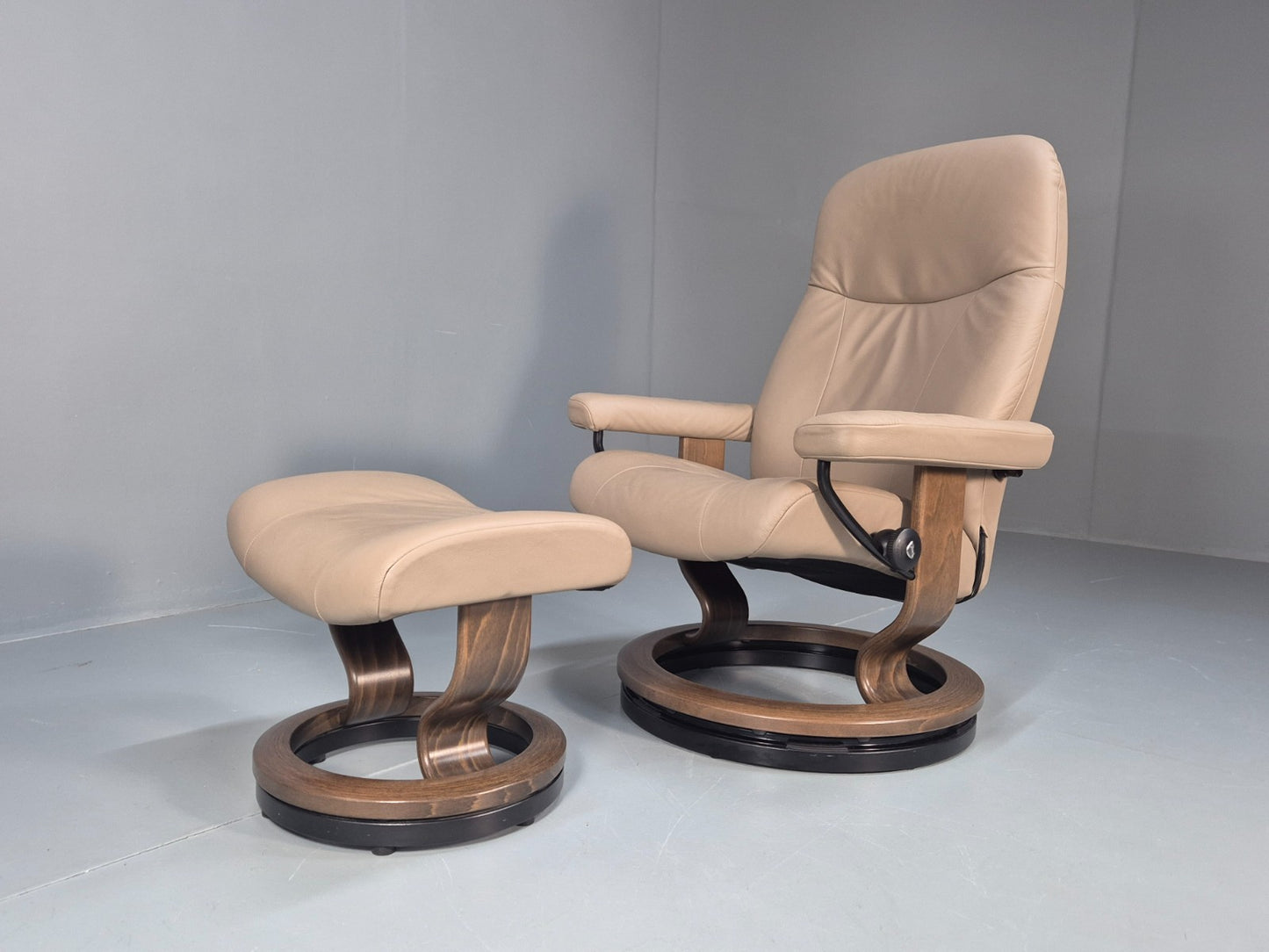 Ekornes Stressless Chair and Footstool Beige Leather Vintage 1990s  EB10633 MSWI1