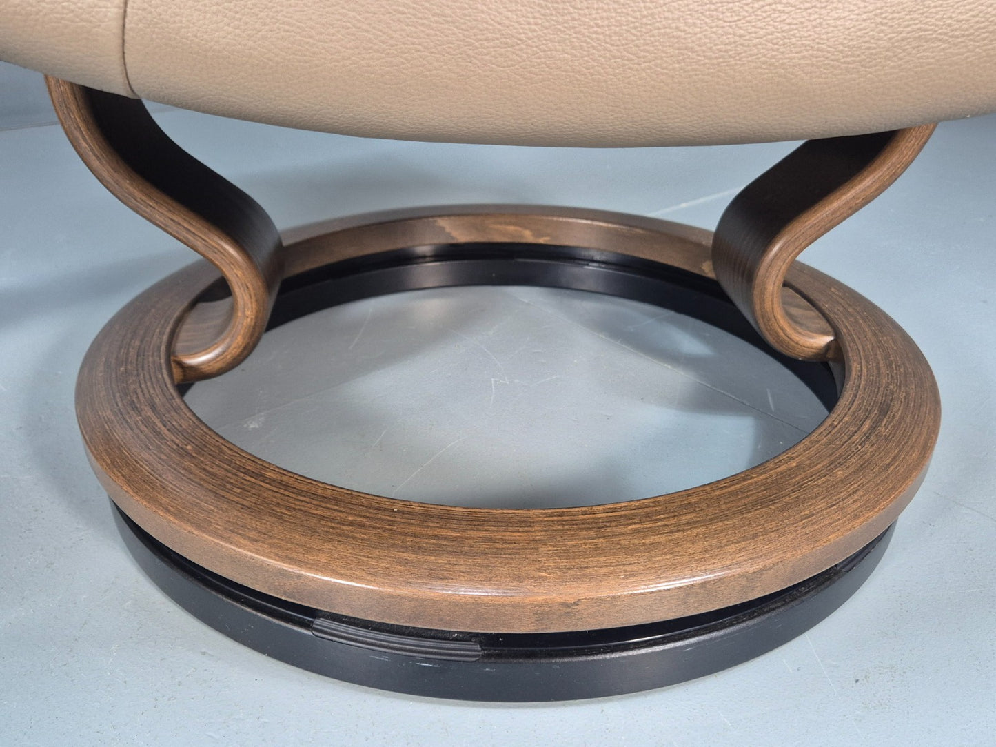 Ekornes Stressless Chair and Footstool Beige Leather Vintage 1990s  EB10633 MSWI11