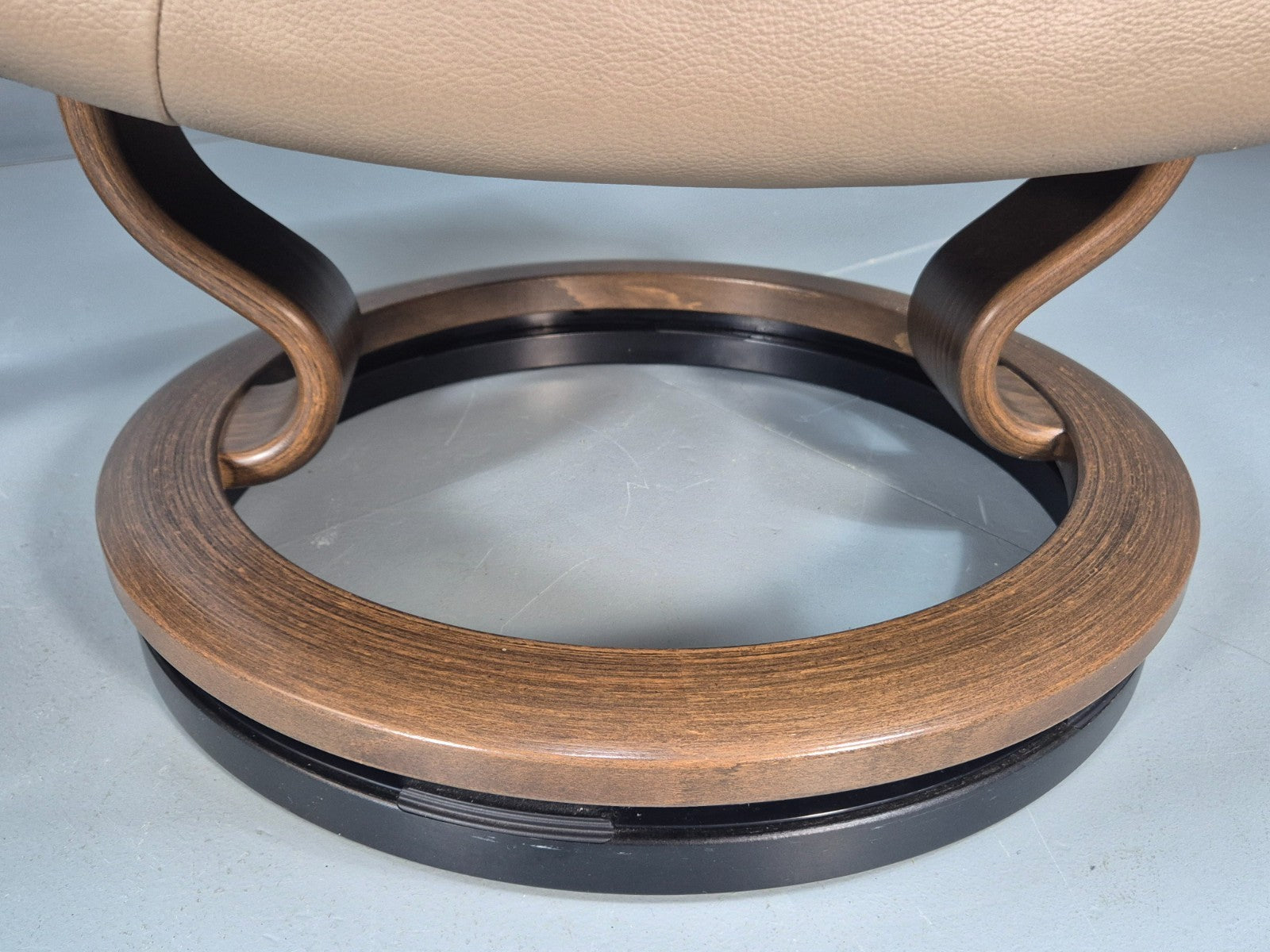 Ekornes Stressless Chair and Footstool Beige Leather Vintage 1990s  EB10633 MSWI11