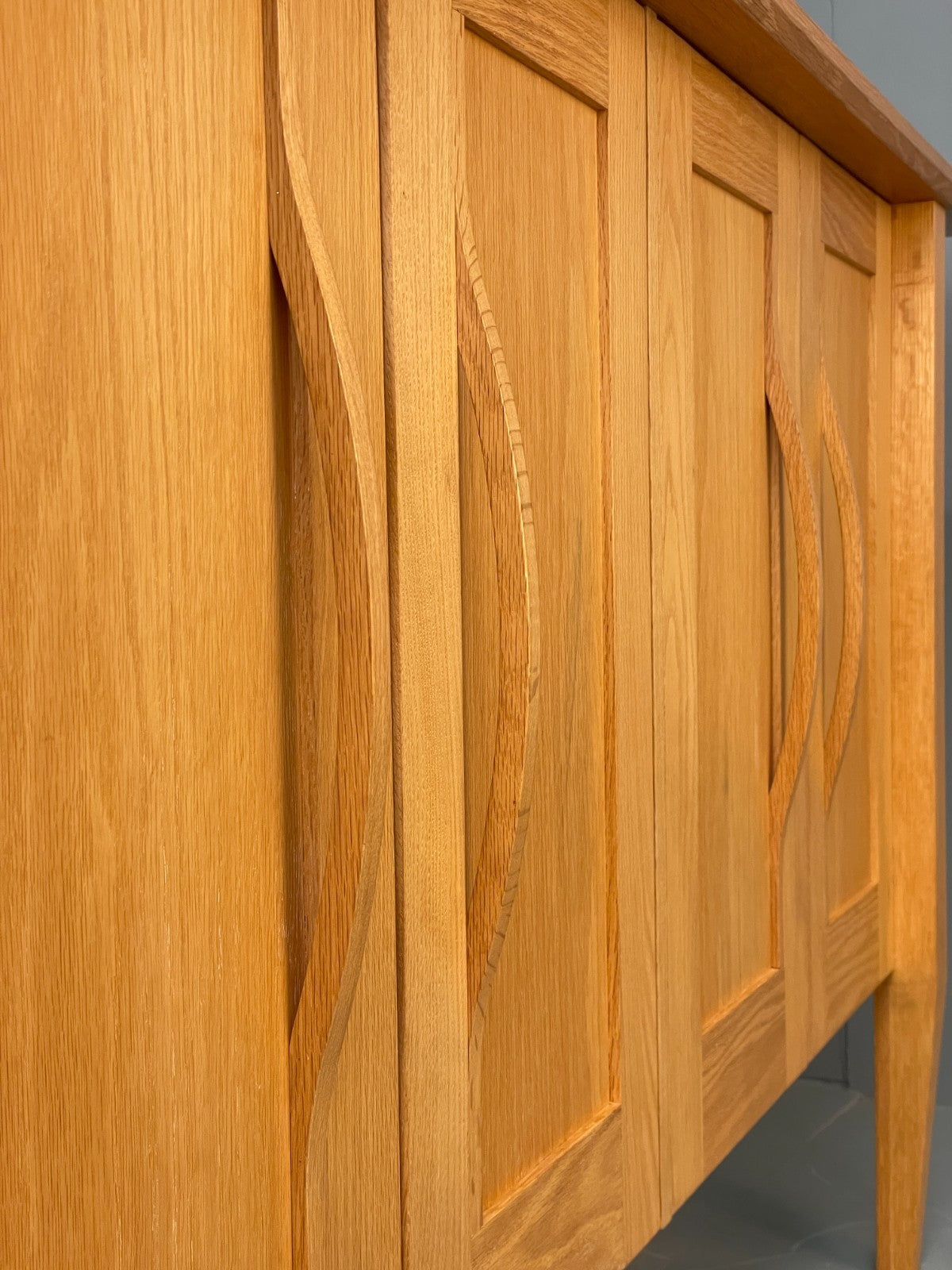 Modern Solid Oak Sideboard Nice Curving Handles Angled Legs EB10684 MWOO22