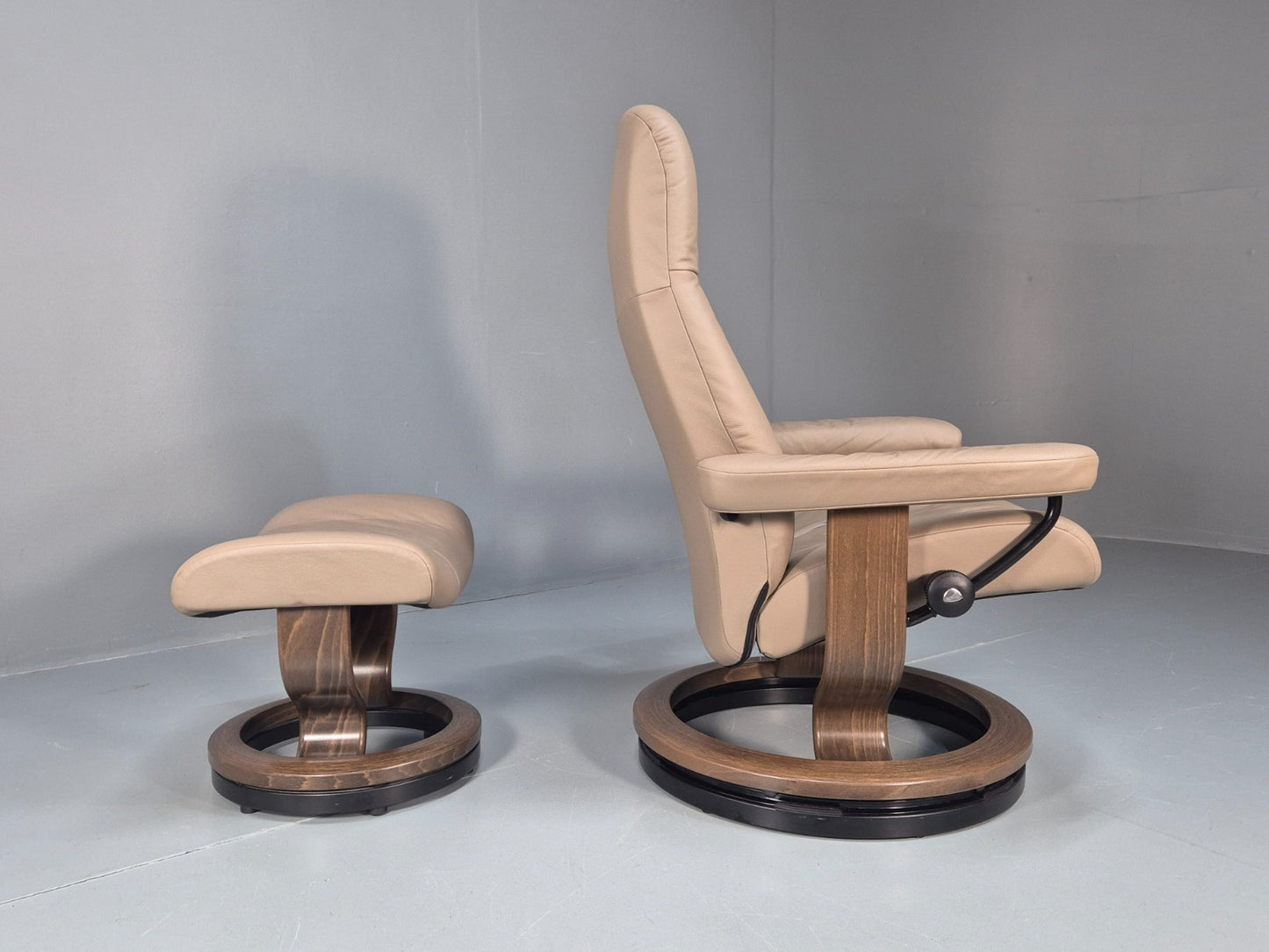 Ekornes Stressless Chair and Footstool Beige Leather Vintage 1990s  EB10633 MSWI6