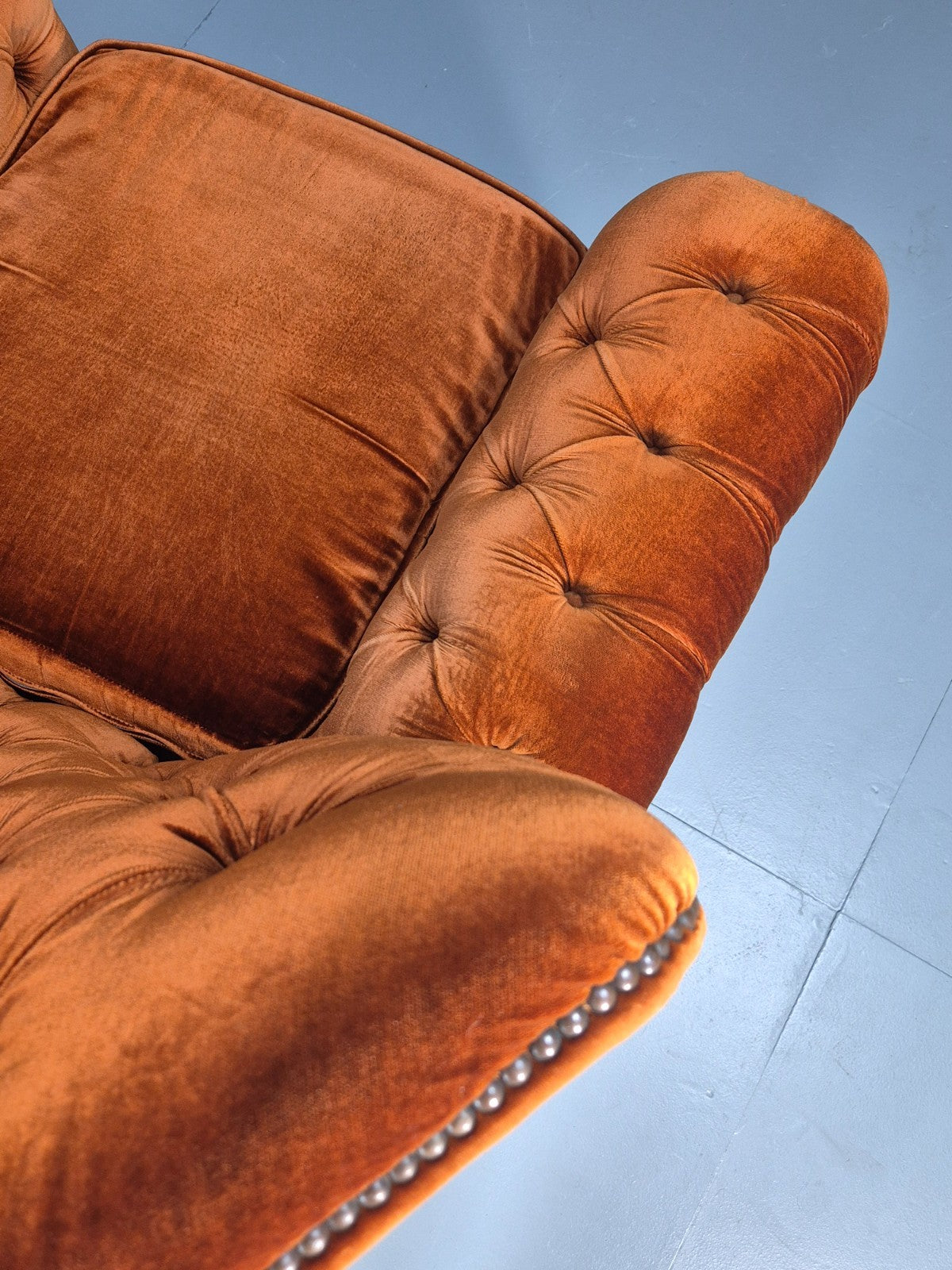 1970s Buttoned Wing Back Lounge Chair Burnt Orange Velour Retro EB10630 MNOR14