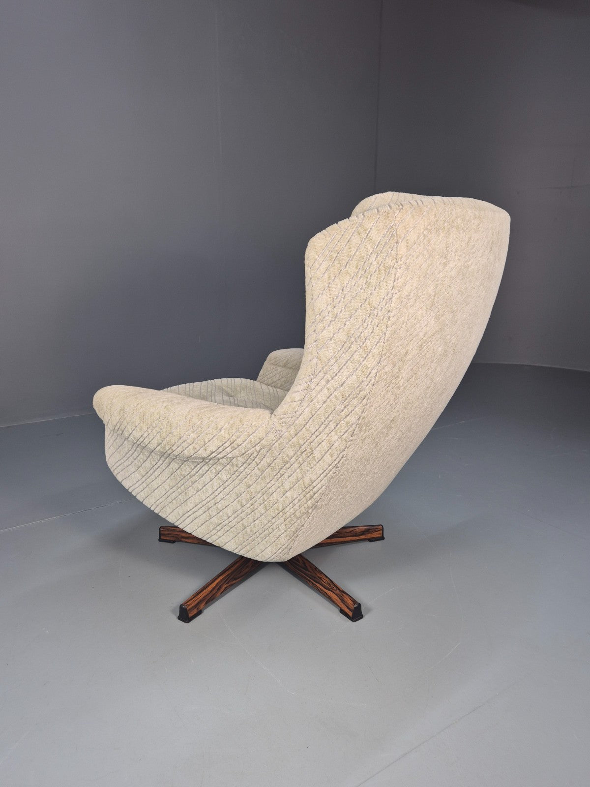 1980s Swivel Bucket Chair Mid Century Modern Rosewood Base Retro EB10649 MSWI6