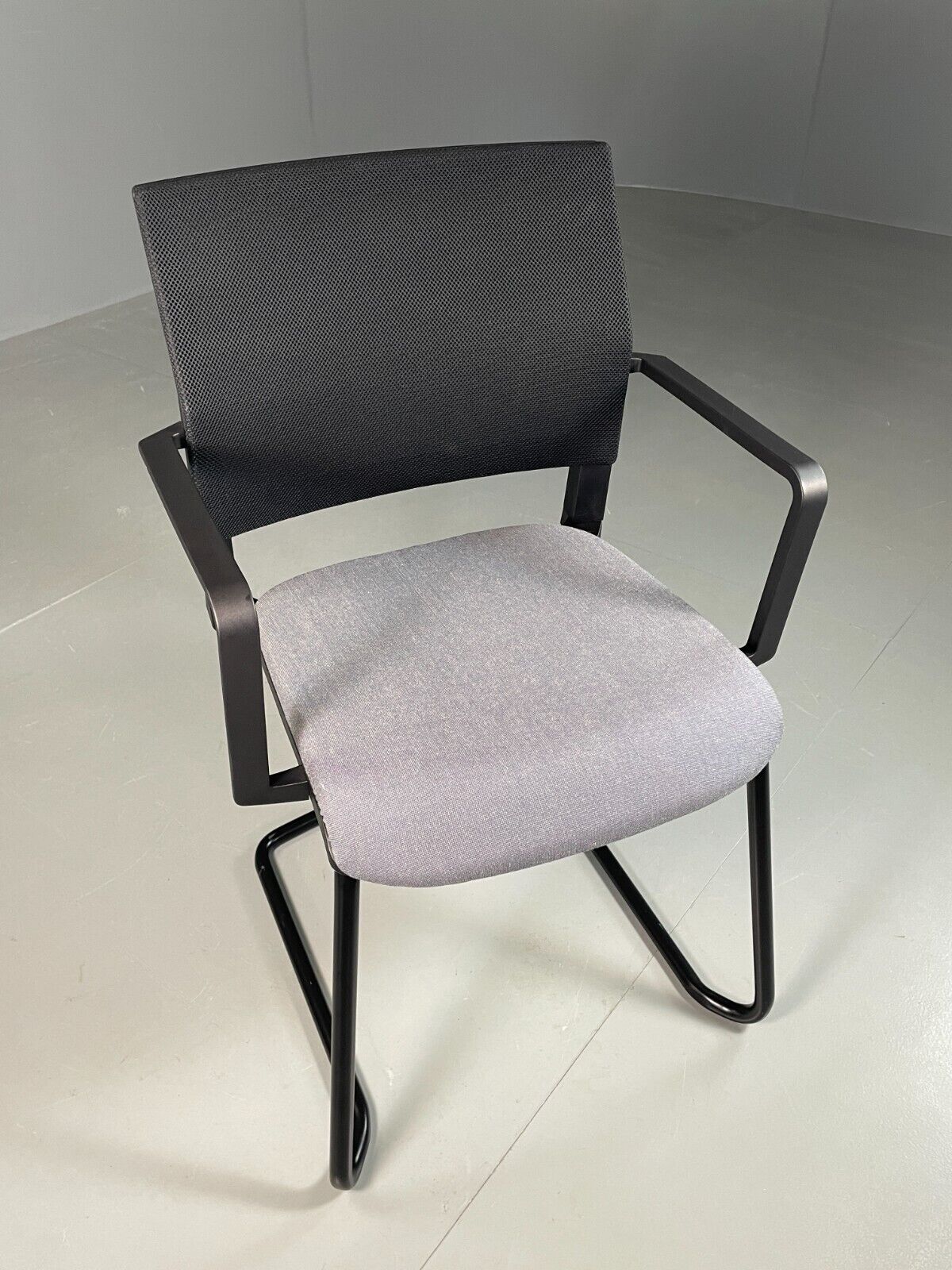Vintage Task Chair Black and Grey Moventi Coz Cantilever EB6831 MNOR - UKDK FURNITURE