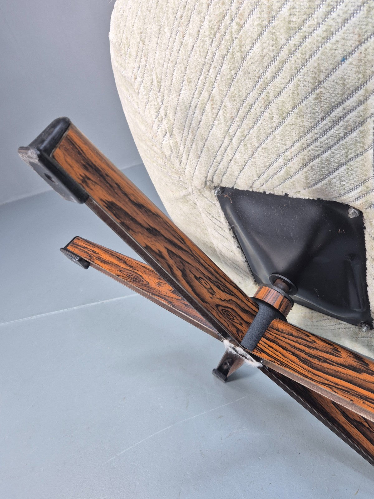 1980s Swivel Bucket Chair Mid Century Modern Rosewood Base Retro EB10649 MSWI11