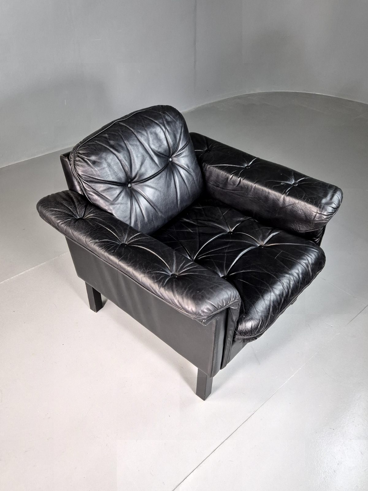 Vintage Danish Lounge Chair Black Leather Buttoned Retro MCM 1980s EB7081 MNOR - UKDK FURNITURE