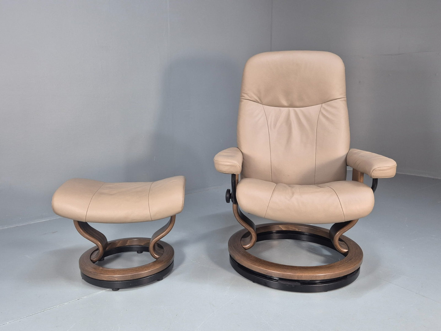 Ekornes Stressless Chair and Footstool Beige Leather Vintage 1990s  EB10633 MSWI4