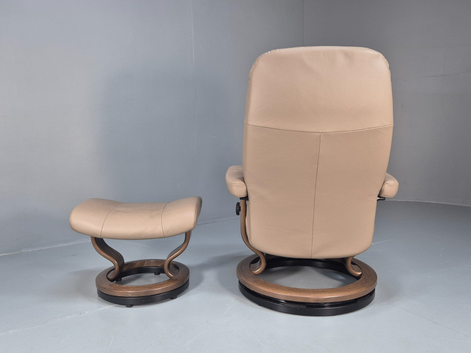 Ekornes Stressless Chair and Footstool Beige Leather Vintage 1990s  EB10633 MSWI7