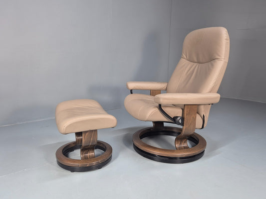 Ekornes Stressless Chair and Footstool Beige Leather Vintage 1990s  EB10633 MSWI0