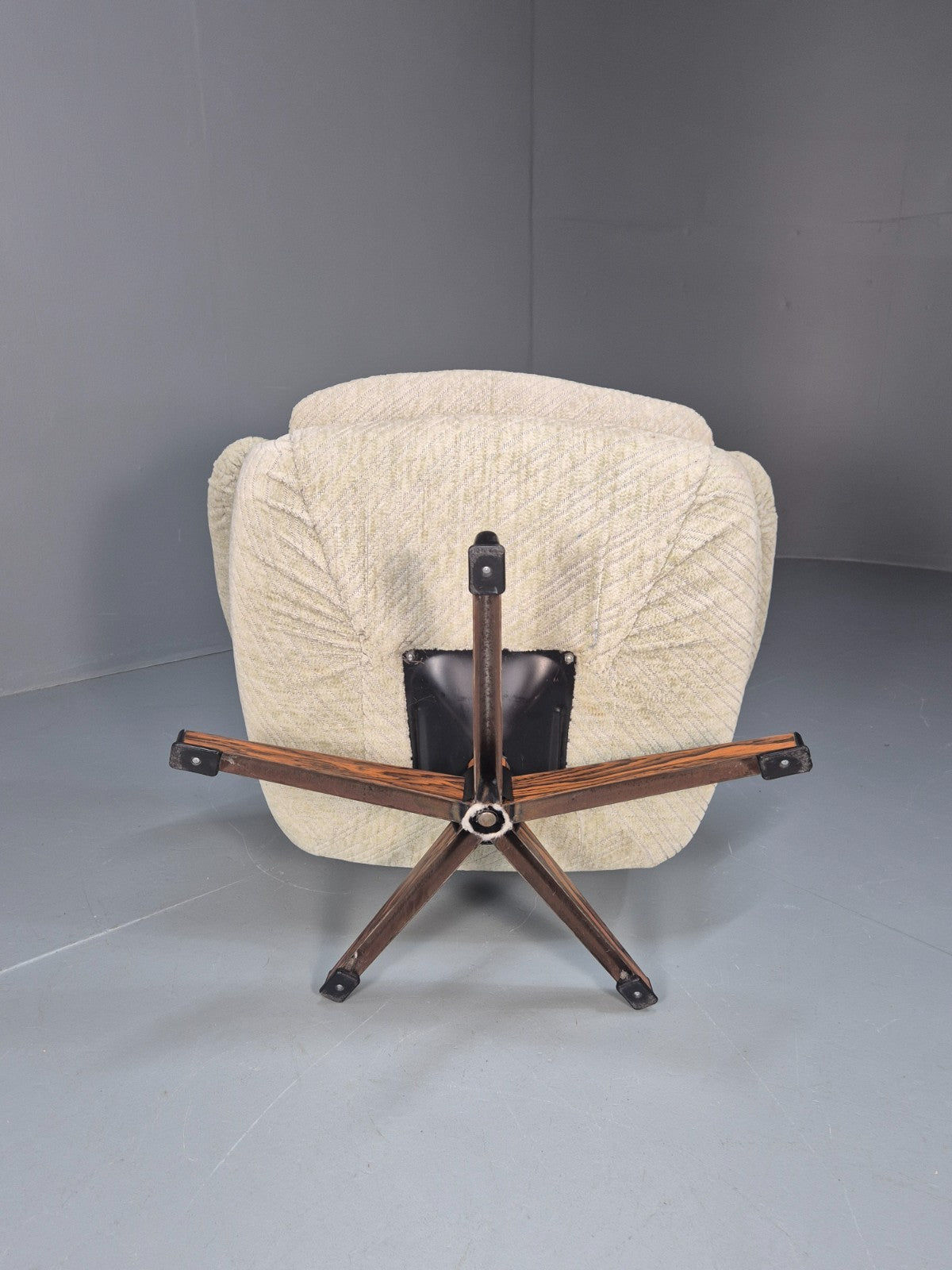 1980s Swivel Bucket Chair Mid Century Modern Rosewood Base Retro EB10649 MSWI10