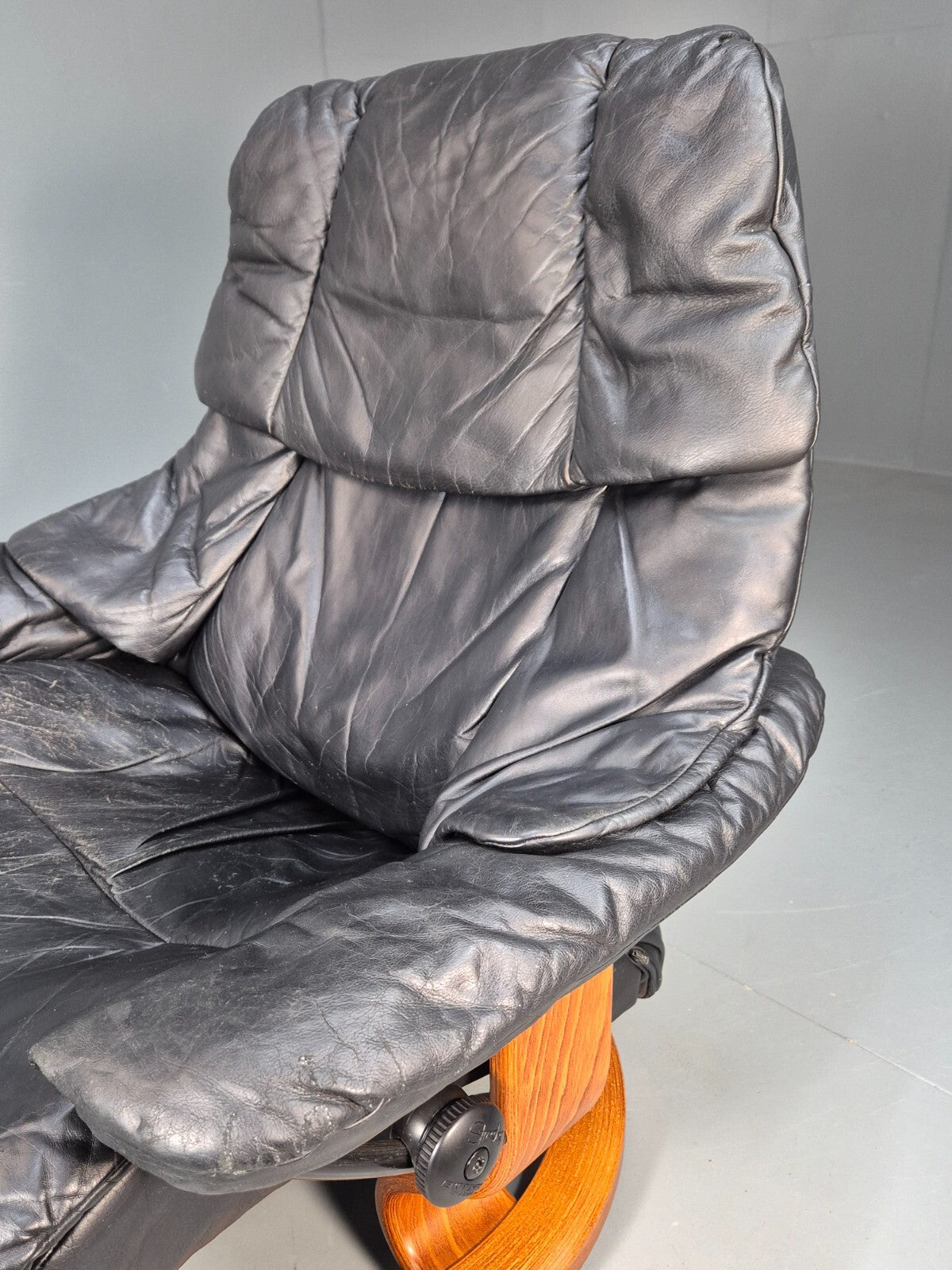 Vintage Norwegian Swivel Lounge Chair Black Leather Stressless Retro EB8490 MSWI - UKDK FURNITURE