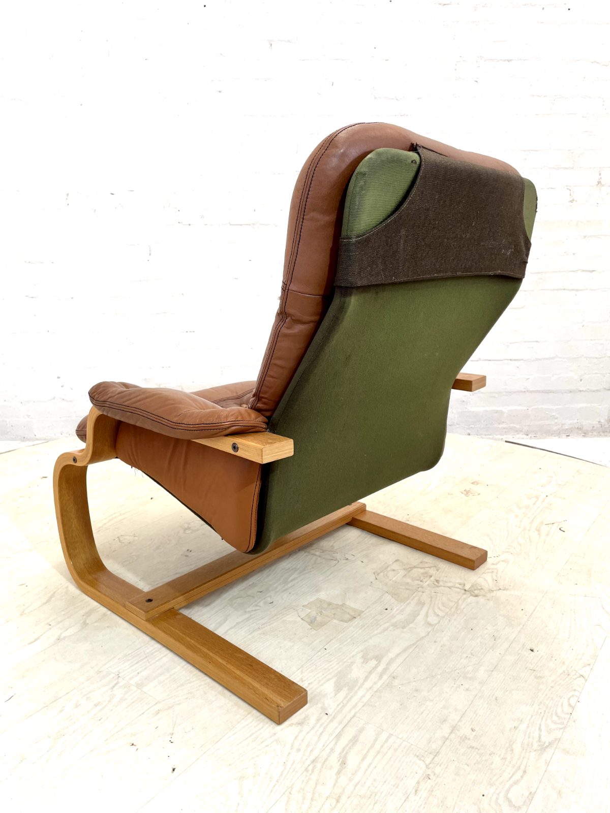 Vintage Danish Leather Lounge Chair, Bentwood Frame, Retro, MCM EB4391 MBEN - UKDK FURNITURE