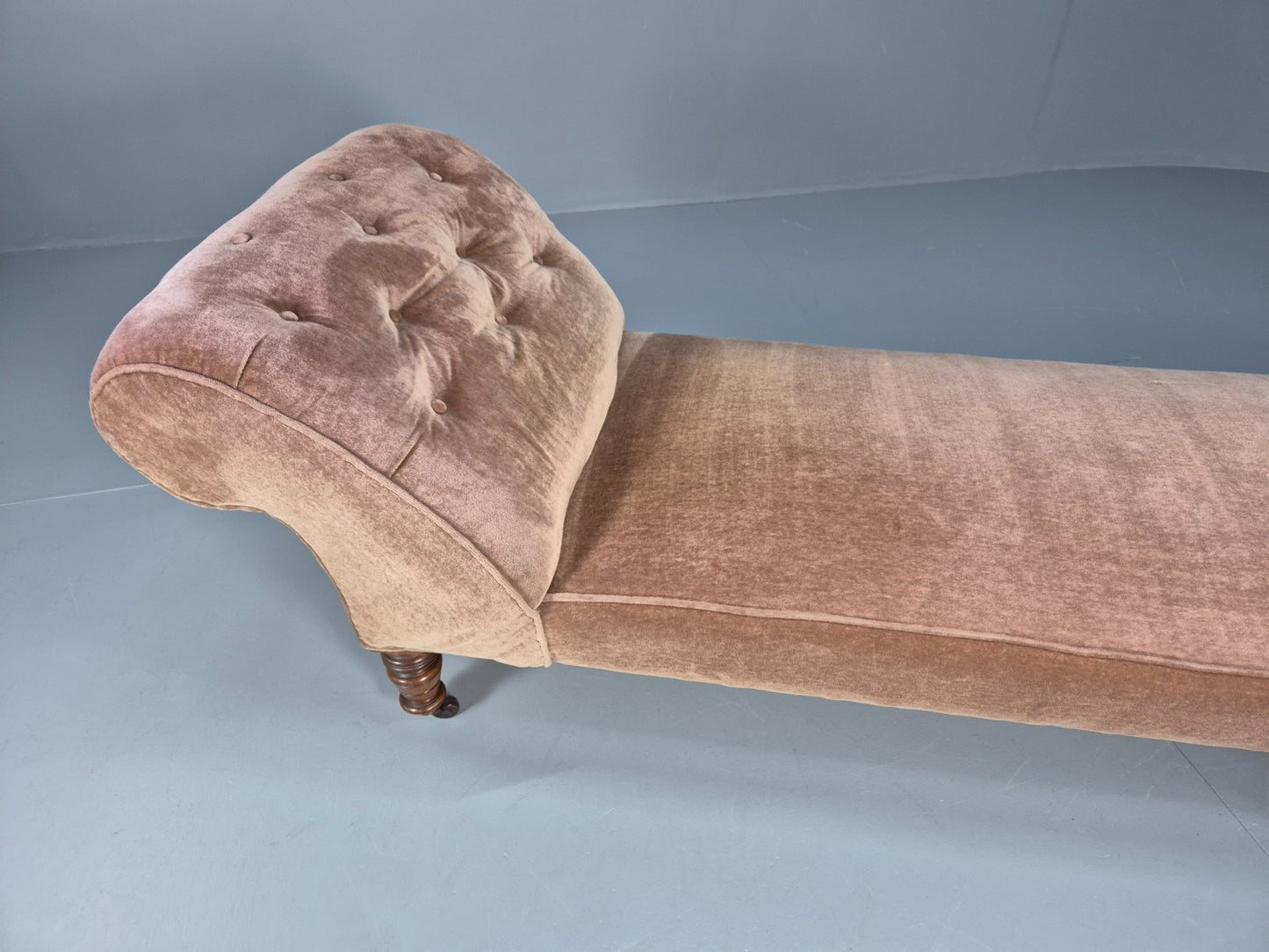 Antique Chaise Lounge Edwardian Peach Velour Turned Oak Legs 1900s EB10705 VCHA2