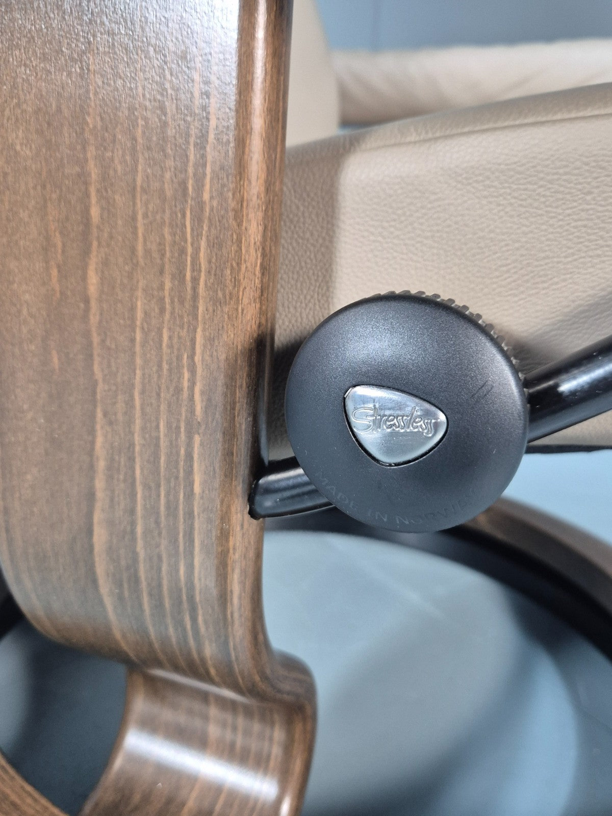 Ekornes Stressless Chair and Footstool Beige Leather Vintage 1990s  EB10633 MSWI10