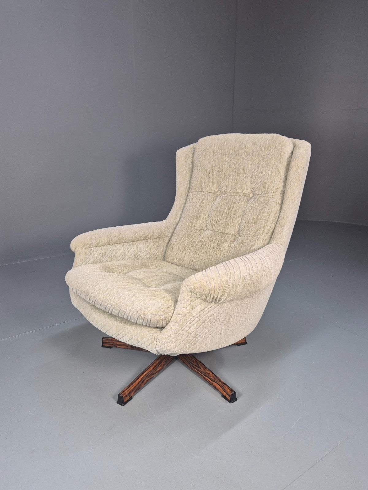 1980s Swivel Bucket Chair Mid Century Modern Rosewood Base Retro EB10649 MSWI0