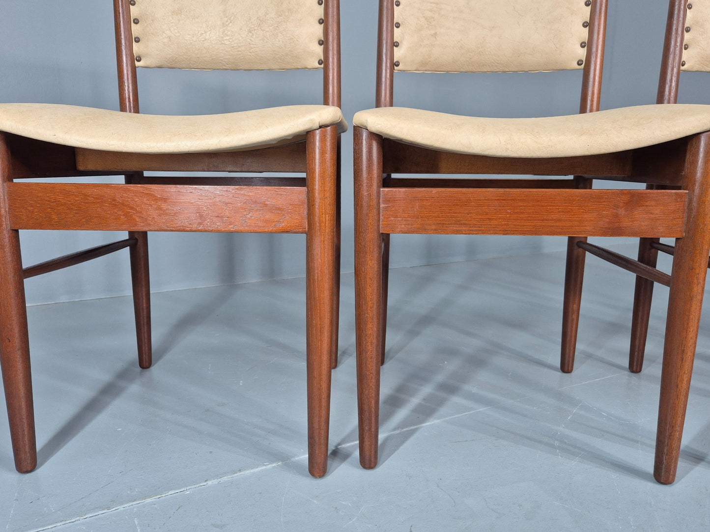 4 Vintage Scandart Dining Chairs Cream Vinyl Teak Frame 1960s MCM Retro EB12188