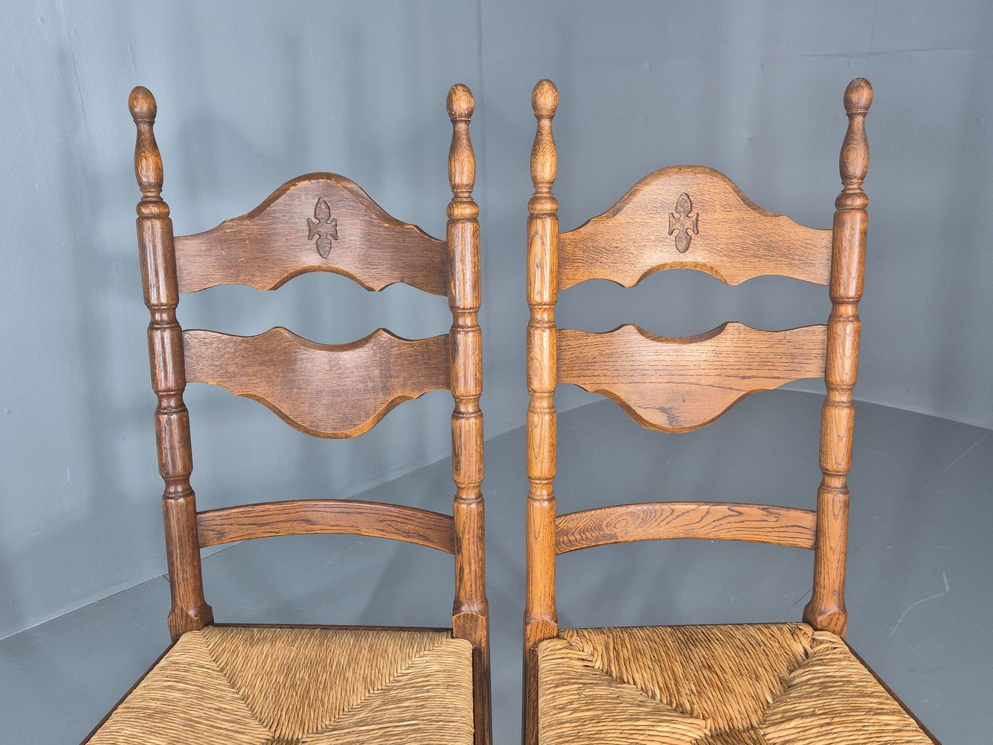 Vintage Spanish Style Country Chairs Rush Seated Oak Frames EB11951