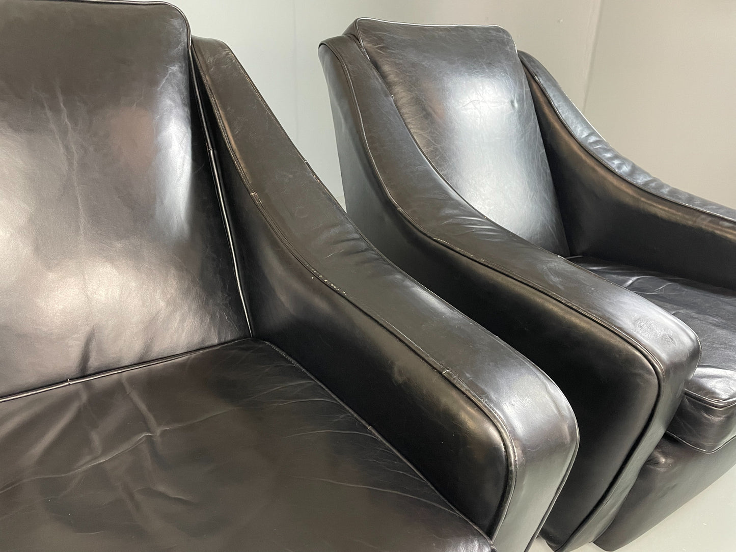 2 Vintage Mid Century Club Chairs Black Leather 1960s Retro EB04799
