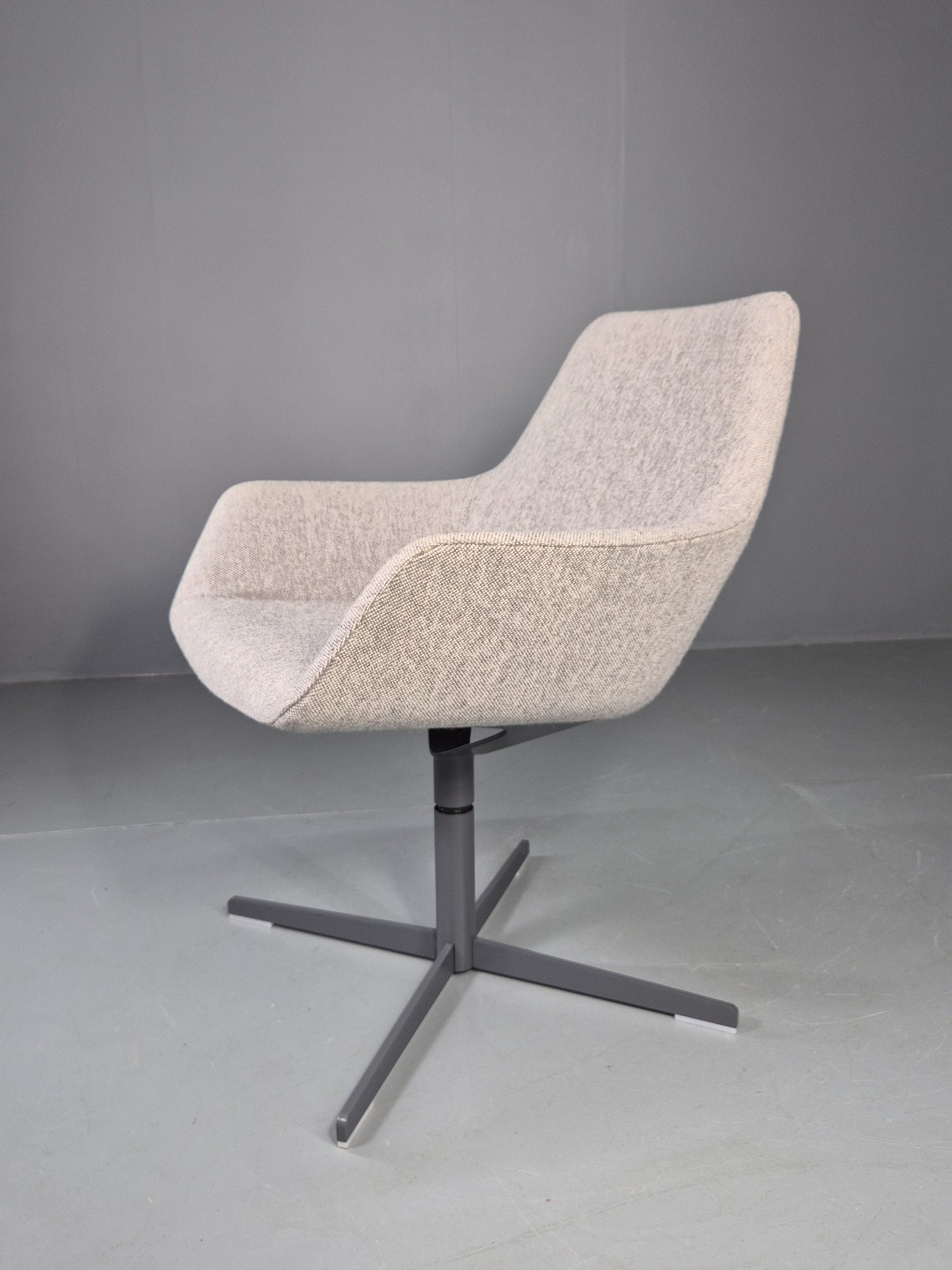 Vintage Swivel Tub Chair Hitch Mylius Modern Design Retro Cream EB12844