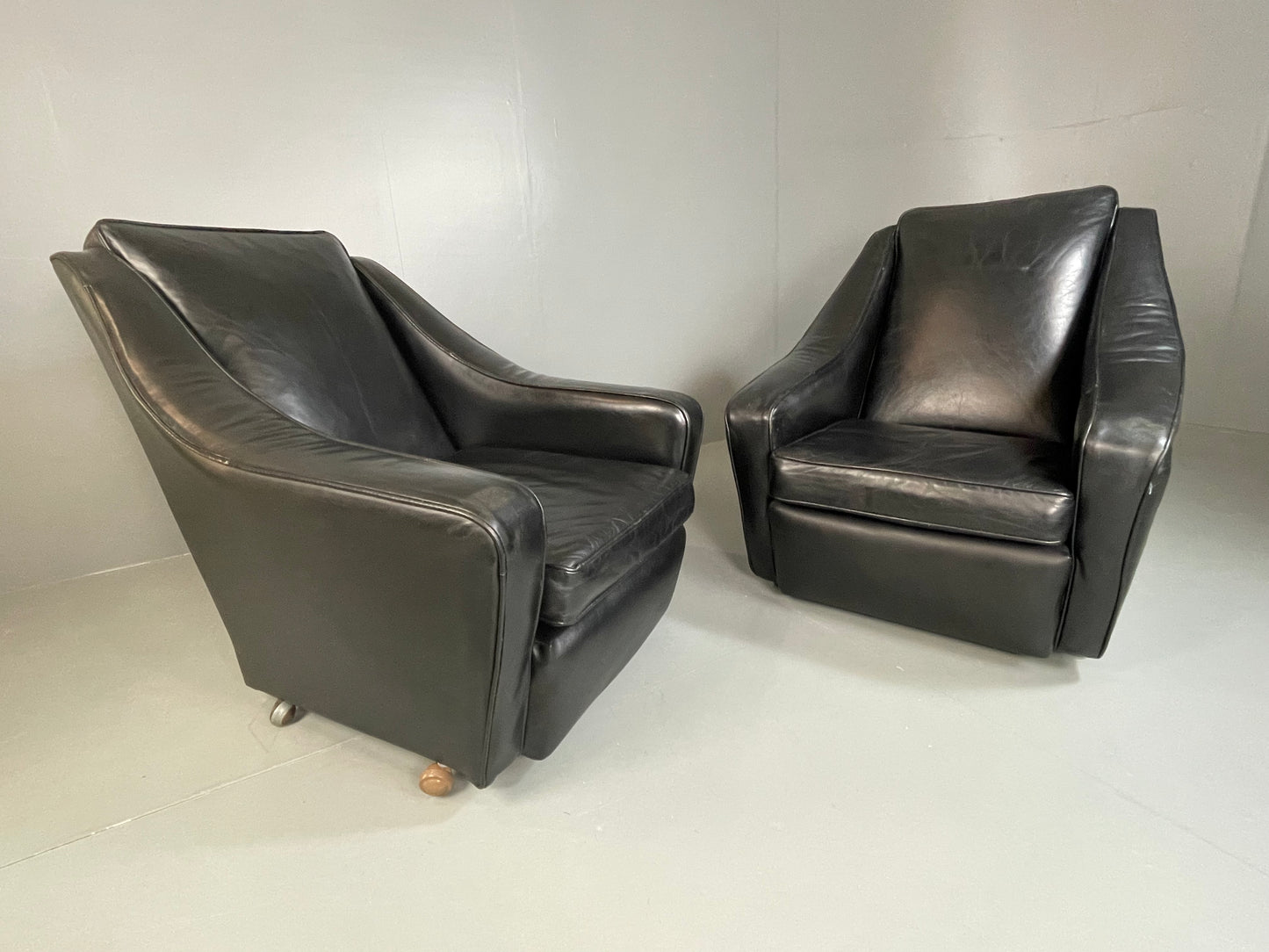 2 Vintage Mid Century Club Chairs Black Leather 1960s Retro EB04799