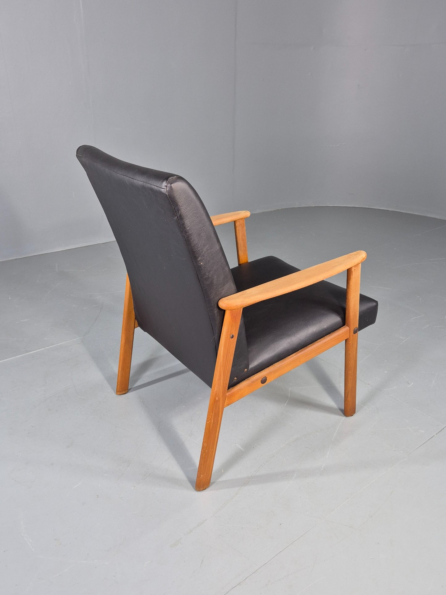 Vintage Teak Mid Century Lounge Chair 1960s Retro Black Vinyl  EB12690