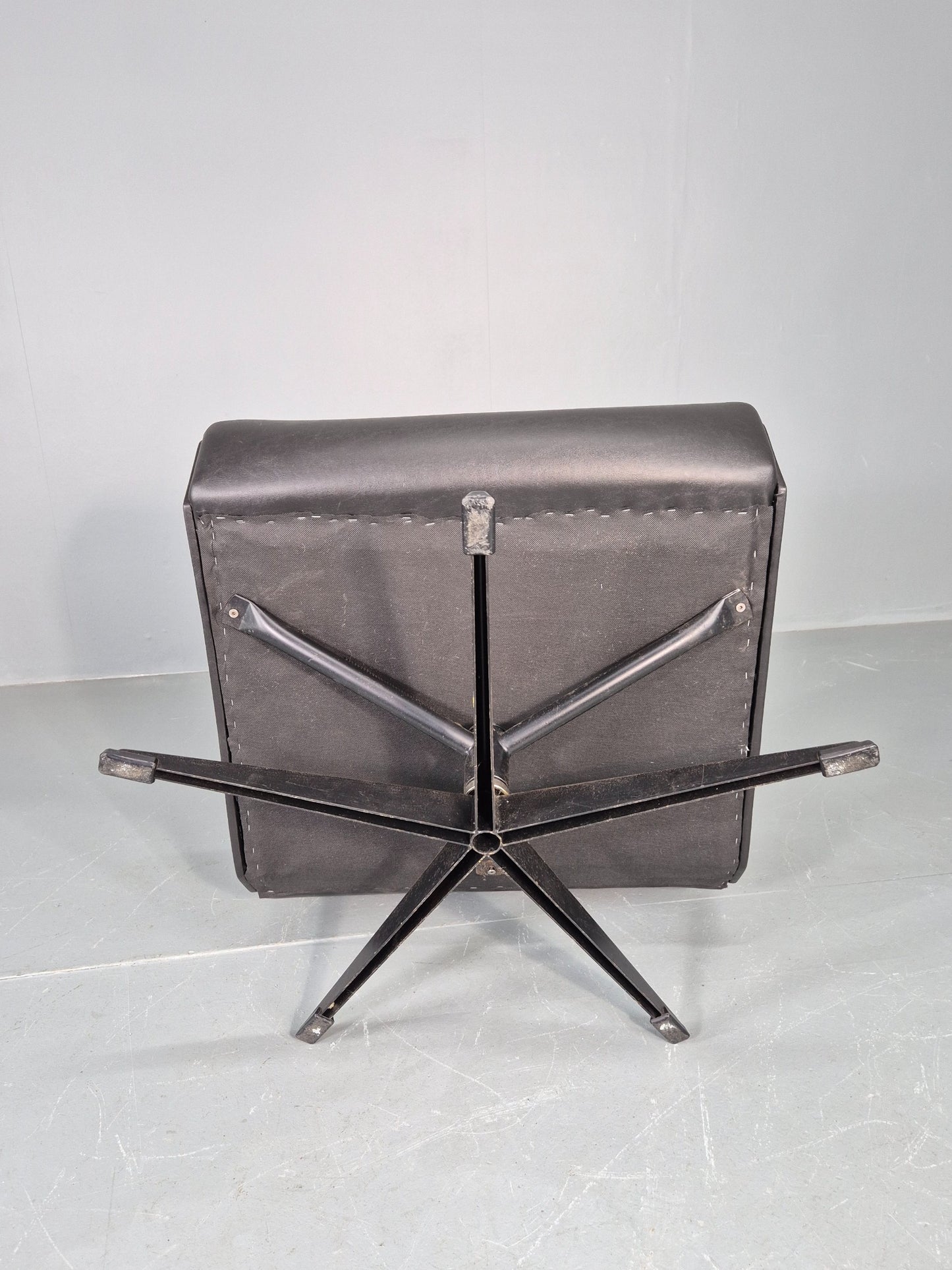 Vintage Black vinyl swivel Chair after the Press Room Chair Rietveld MCM EB06200