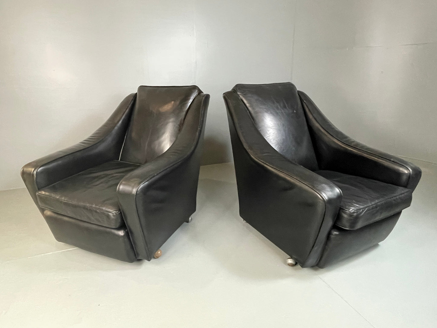 2 Vintage Mid Century Club Chairs Black Leather 1960s Retro EB04799