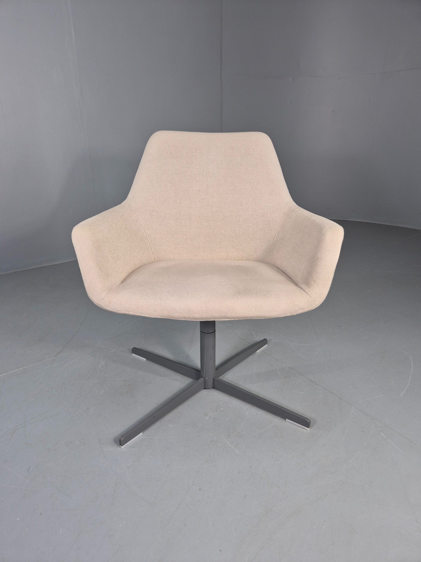 Vintage Swivel Tub Chair Hitch Mylius Modern Design Retro Cream EB12847