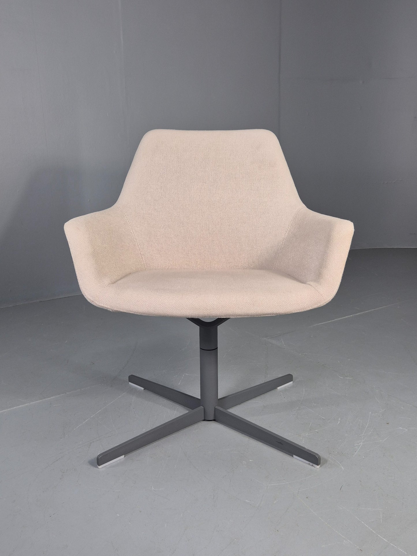 Vintage Swivel Tub Chair Hitch Mylius Modern Design Retro Cream EB12853