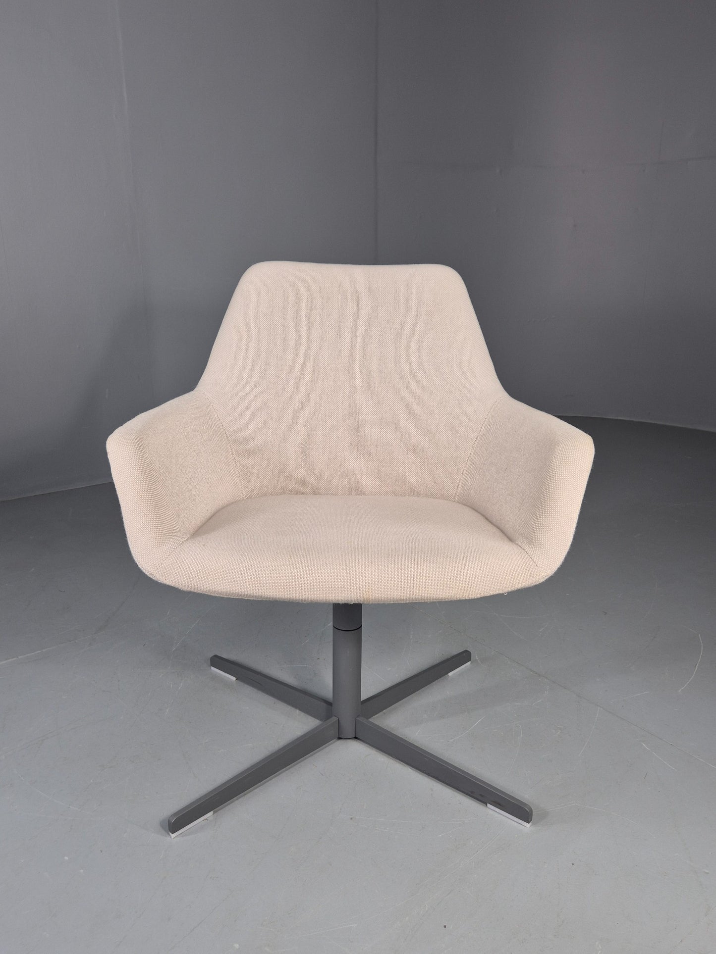 Vintage Swivel Tub Chair Hitch Mylius Modern Design Retro Cream EB12849