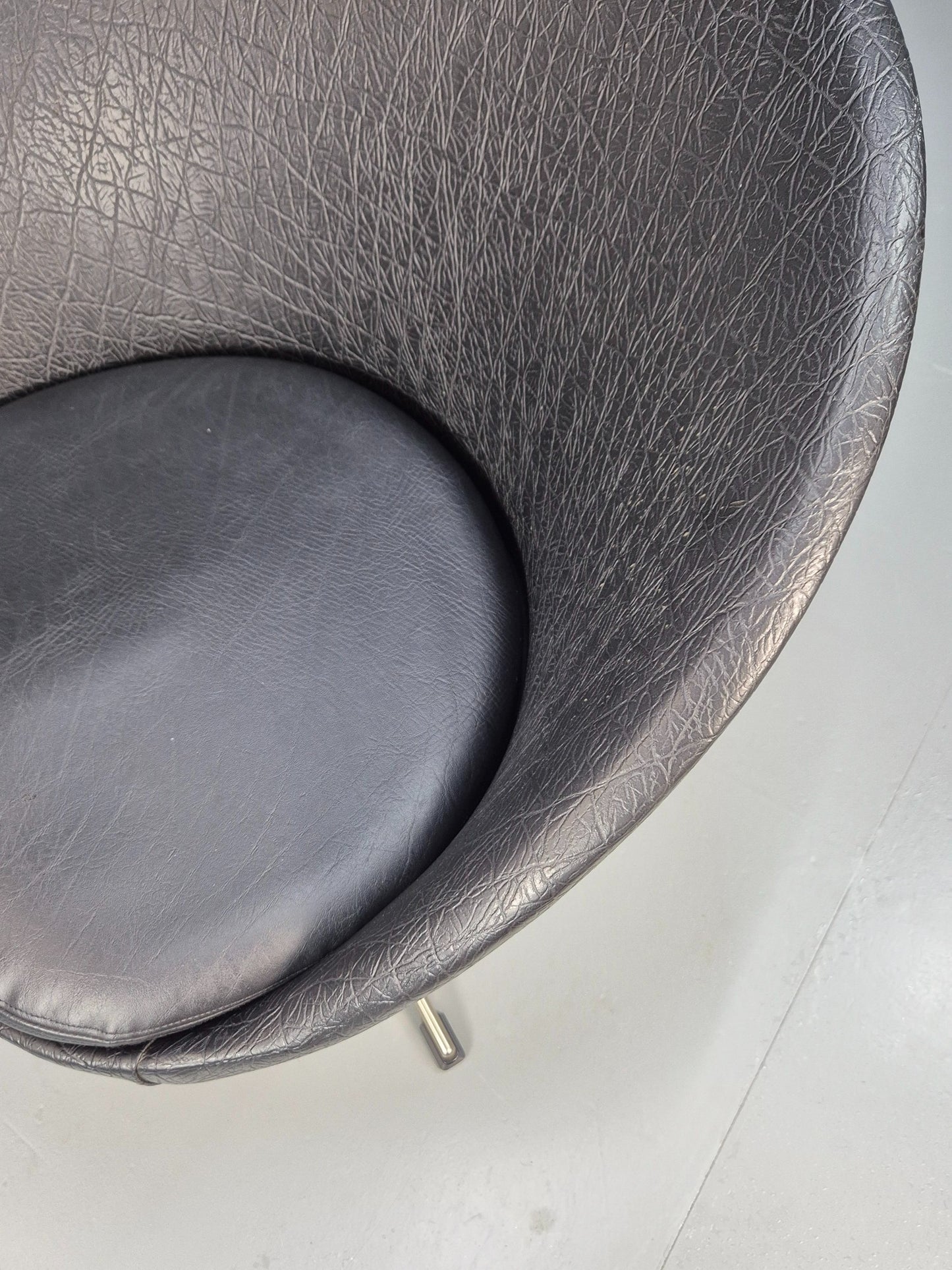 Vintage Mid Century Swivel Lounge Chair Black Vinyl 1970s Retro EB8790