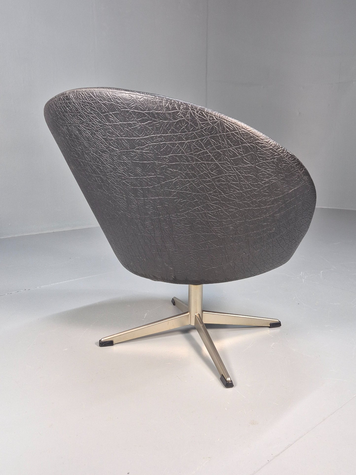 Vintage Mid Century Swivel Lounge Chair Black Vinyl 1970s Retro EB8790