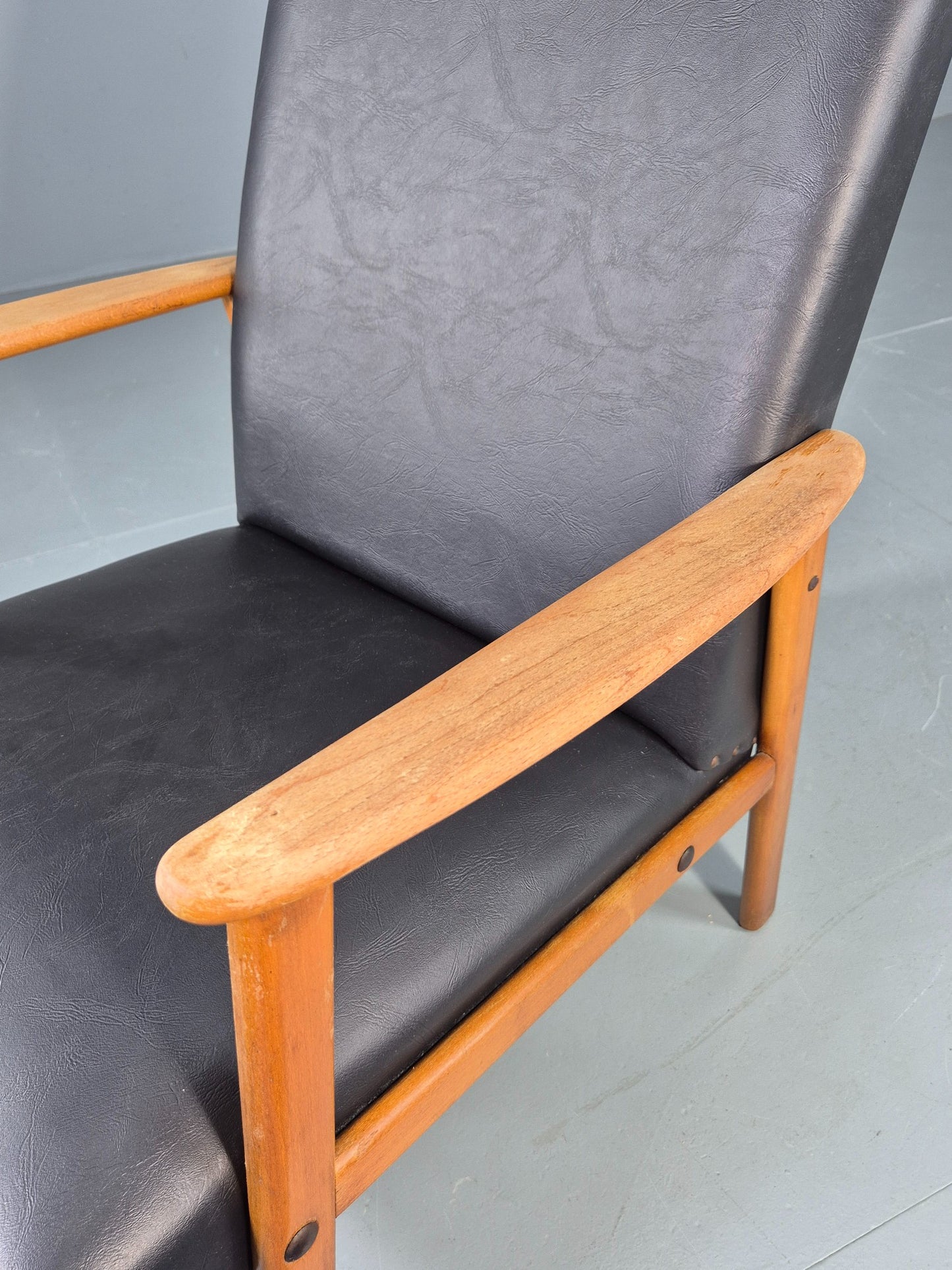 Vintage Teak Mid Century Lounge Chair 1960s Retro Black Vinyl  EB12690