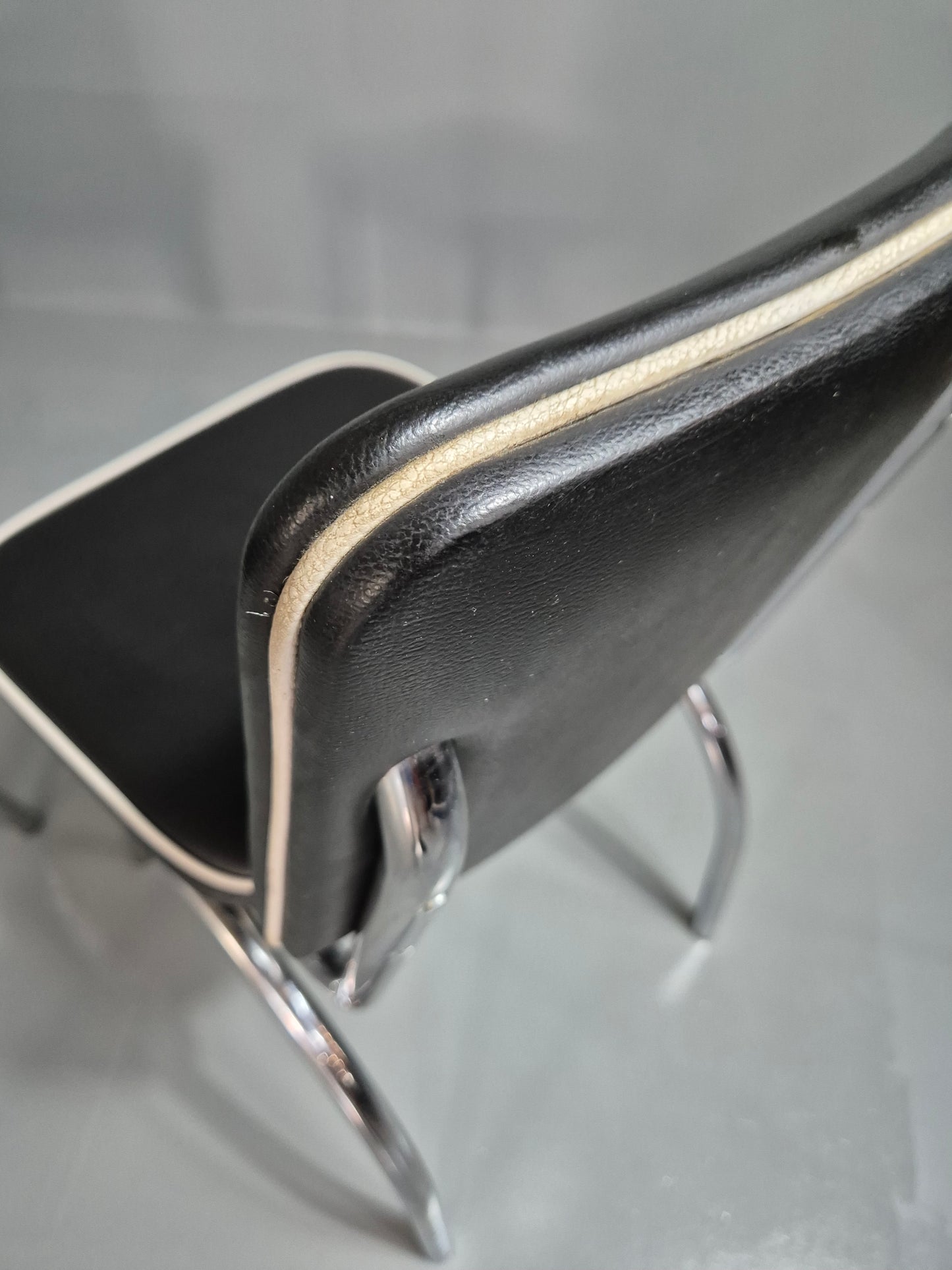 EB7322 4 Vintage American Kitsch Kitchen Chairs Chrome and BlackVinyl Retro MDIN