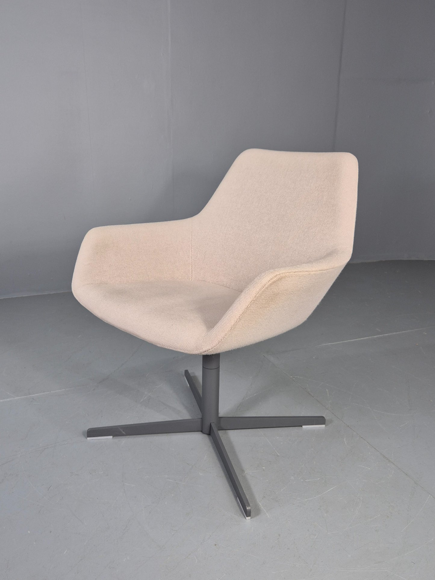 Vintage Swivel Tub Chair Hitch Mylius Modern Design Retro Cream EB12848