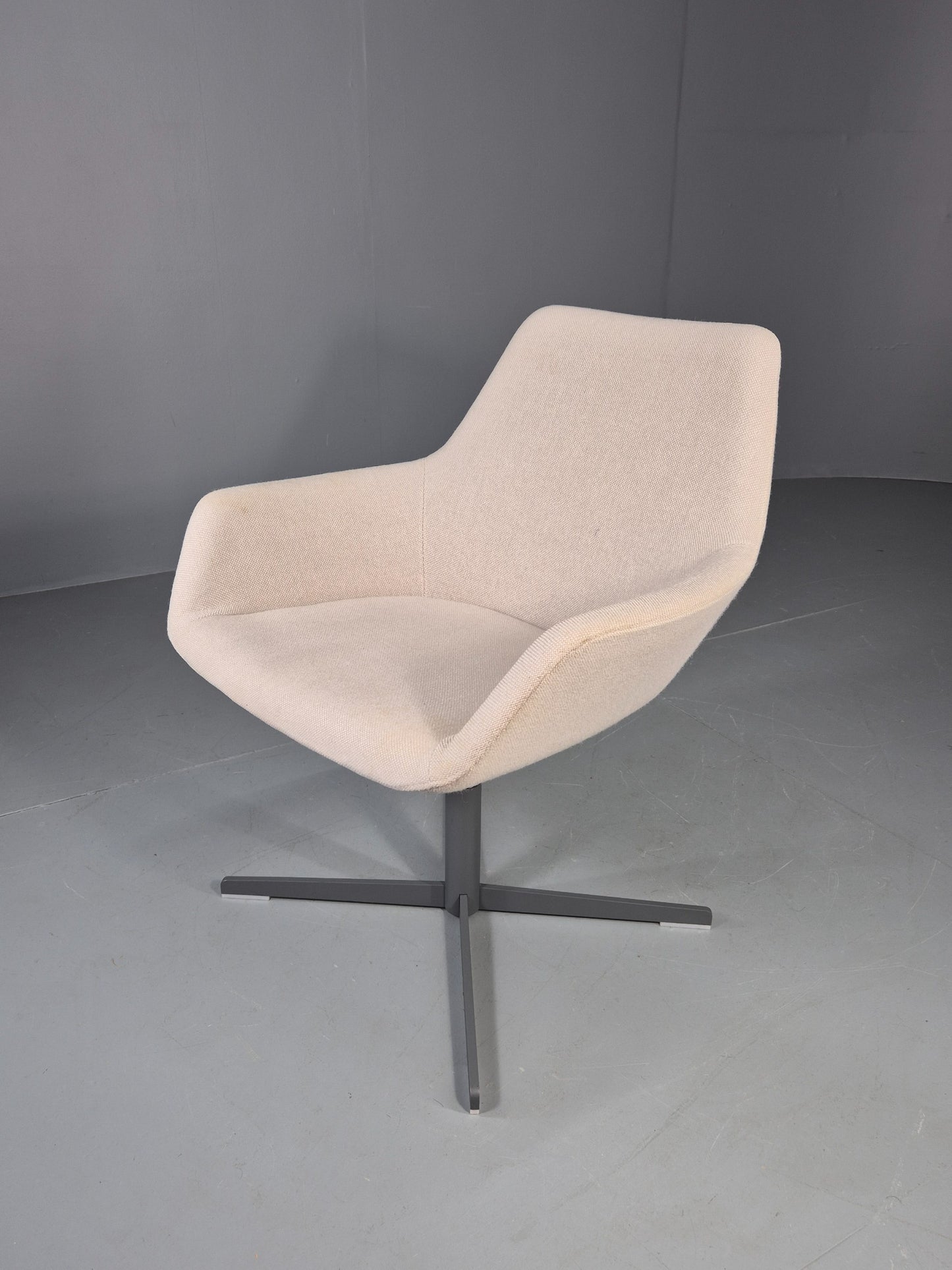 Vintage Swivel Tub Chair Hitch Mylius Modern Design Retro Cream EB12851