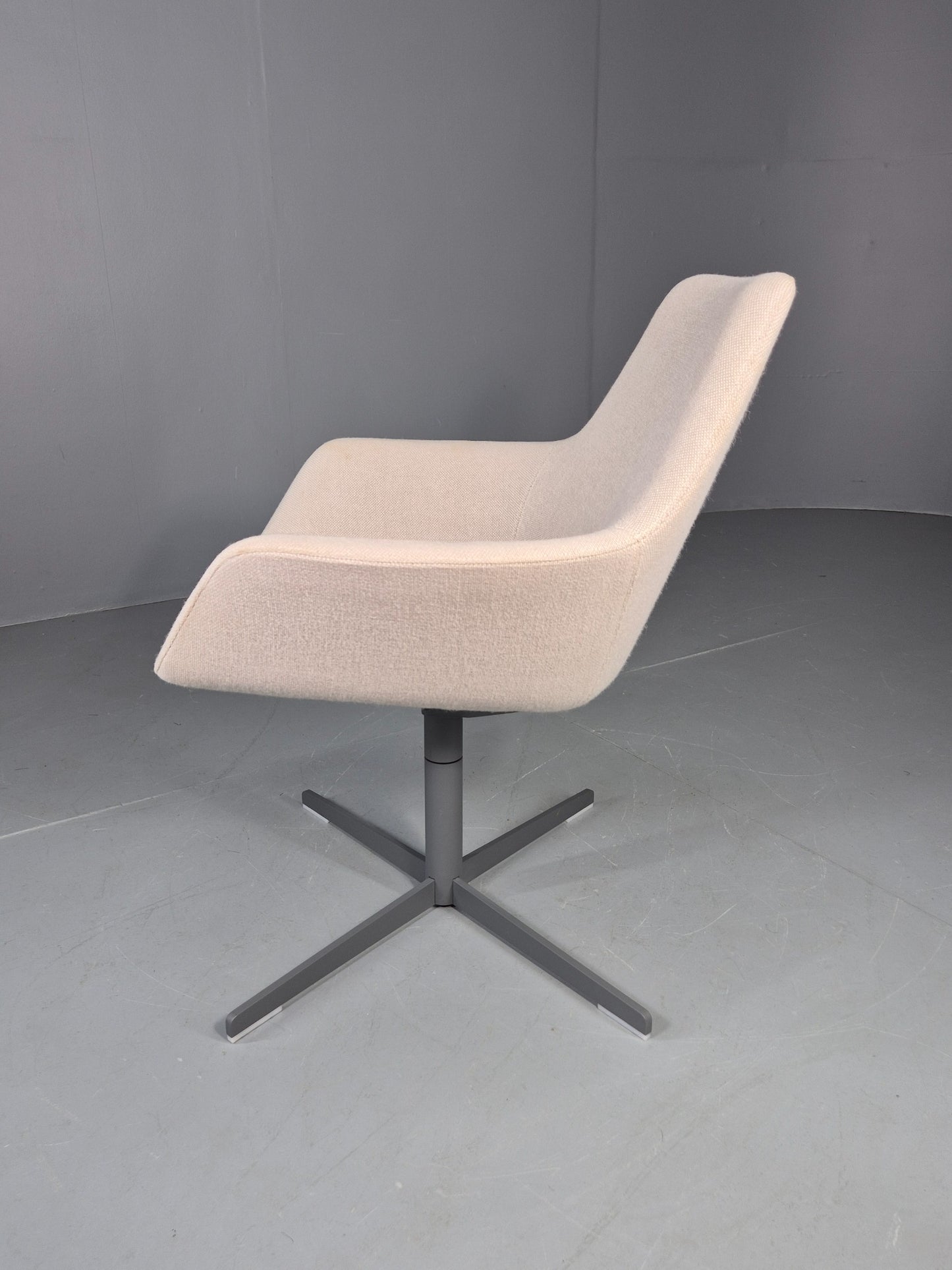 Vintage Swivel Tub Chair Hitch Mylius Modern Design Retro Cream EB12851