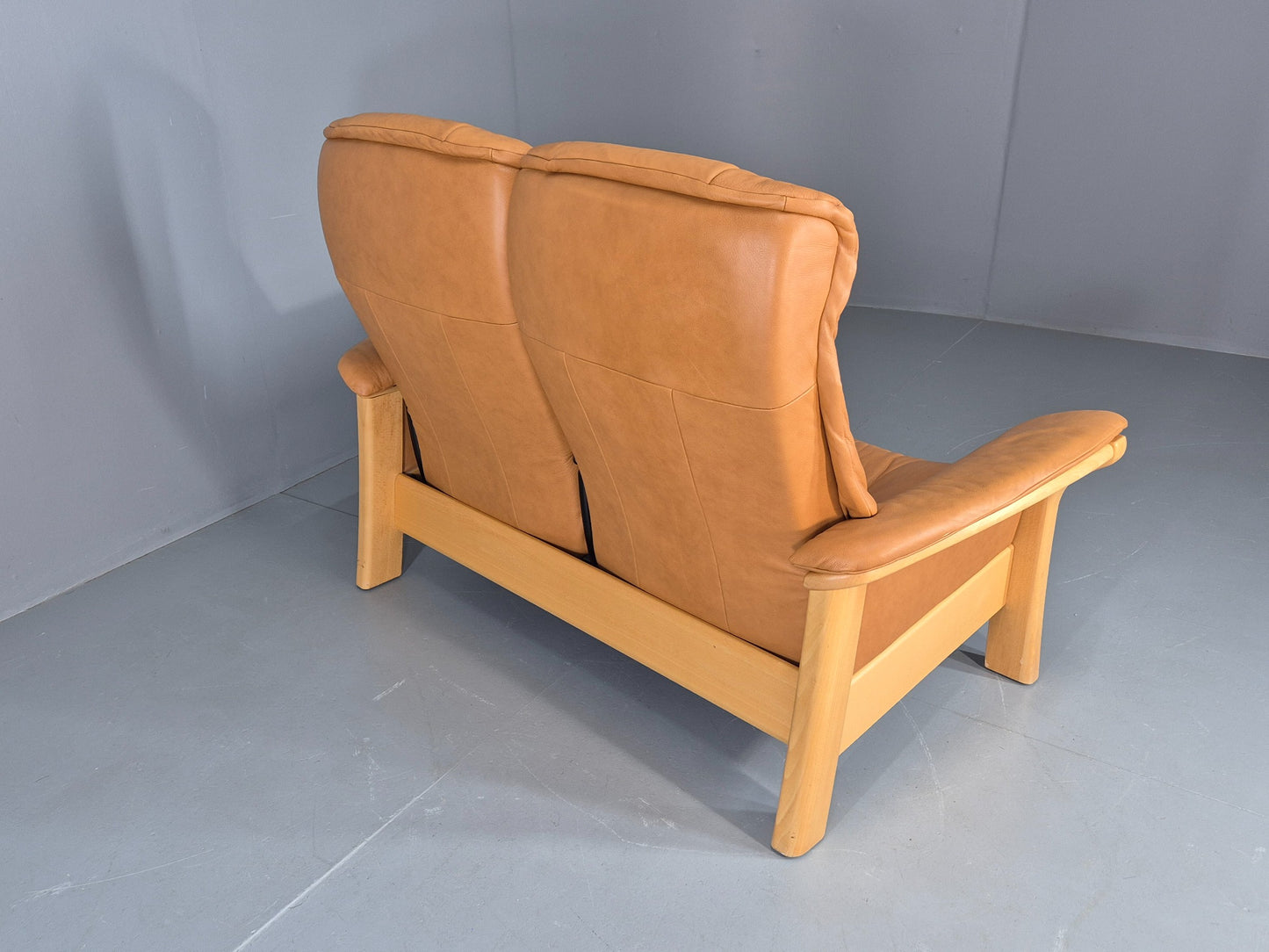 Vintage Stressless Windsor 2 seater Sofa Tan Leather Blonde Wood Frame Eb12590