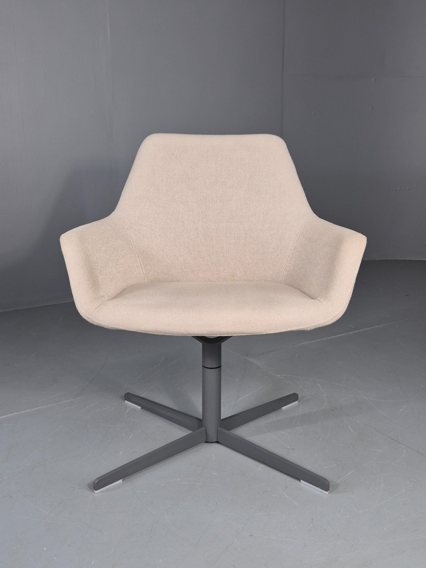 Vintage Swivel Tub Chair Hitch Mylius Modern Design Retro Cream EB12850
