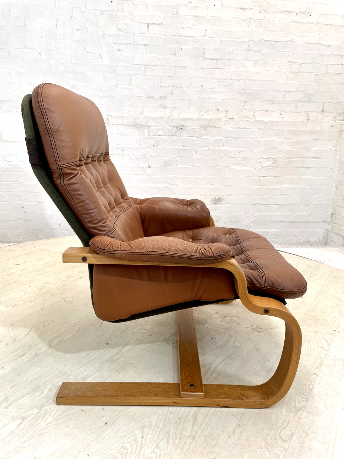 EB4391 Vintage Danish Leather Lounge Chair, Bentwood Frame, Retro, MCM MBEN