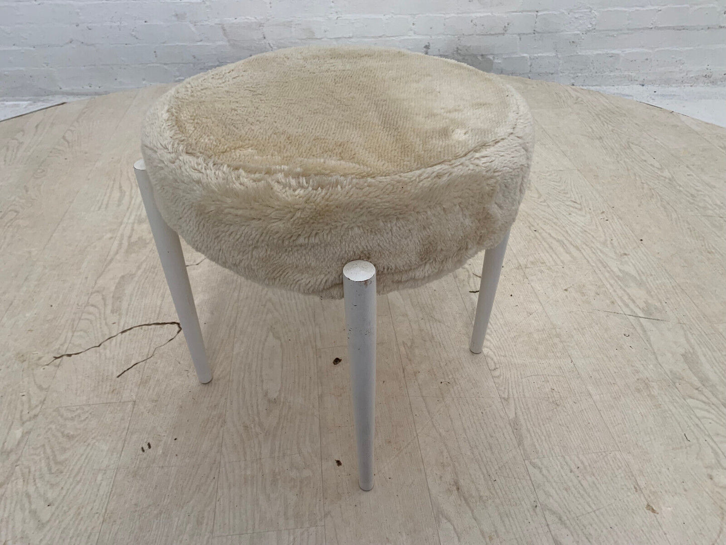 EB3887 Danish White Faux Fur Footstool with White Legs Retro Vintage MFOO