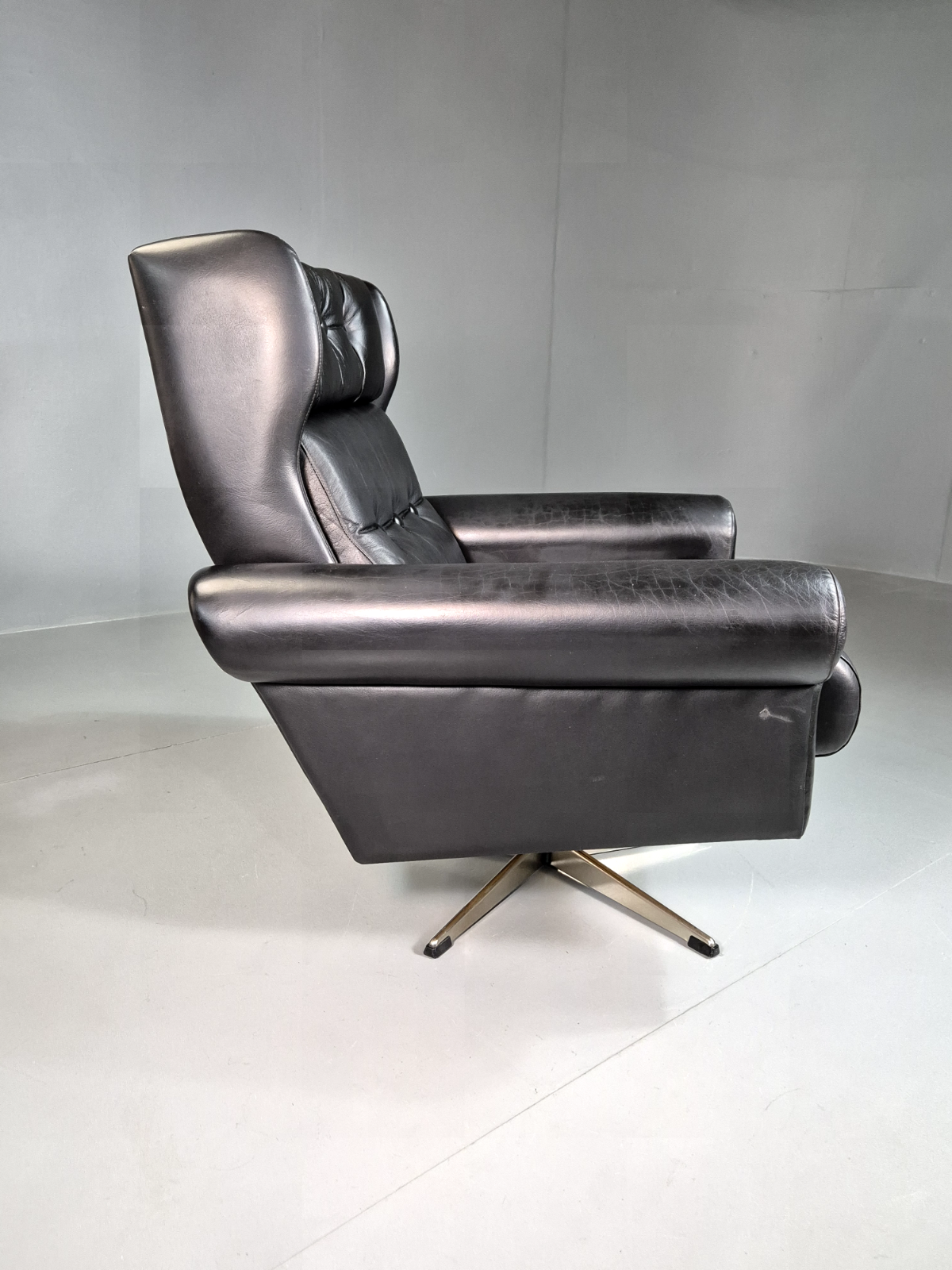 EB7206 Vintage Danish Swivel Chair Black Leather 1970s Retro MCM MSWI