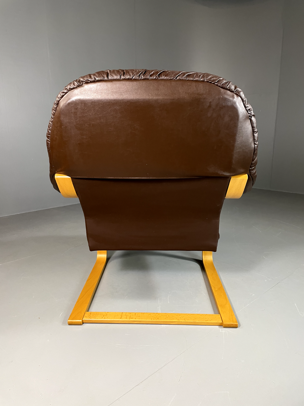 Vintage Danish Leather and Bentwood Lounge Chair 1980s Retro MCM EB6103 MBEN