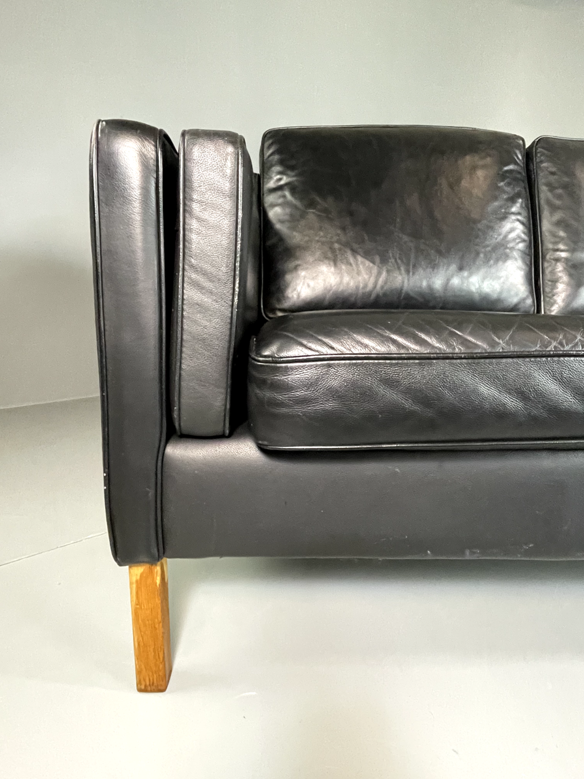 EB5865 Vintage Danish 2 Seat Sofa Black Leather Oak Legs Retro Mid Century M2SS