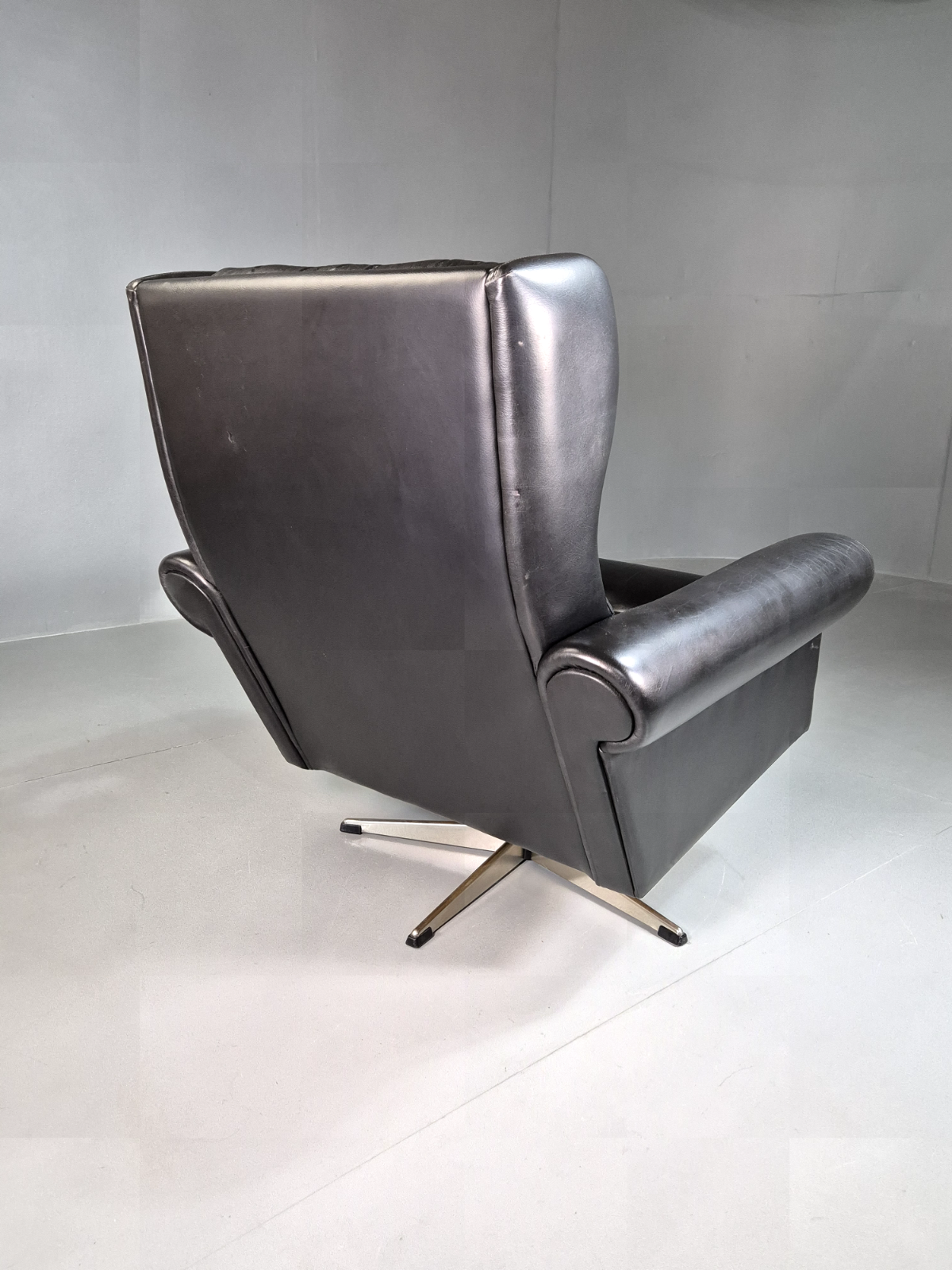 EB7206 Vintage Danish Swivel Chair Black Leather 1970s Retro MCM MSWI