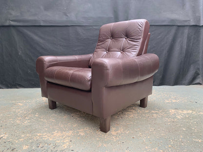 EB1748 Danish Brown Leather & Vinyl Lounge Chair from smoking household VLEA